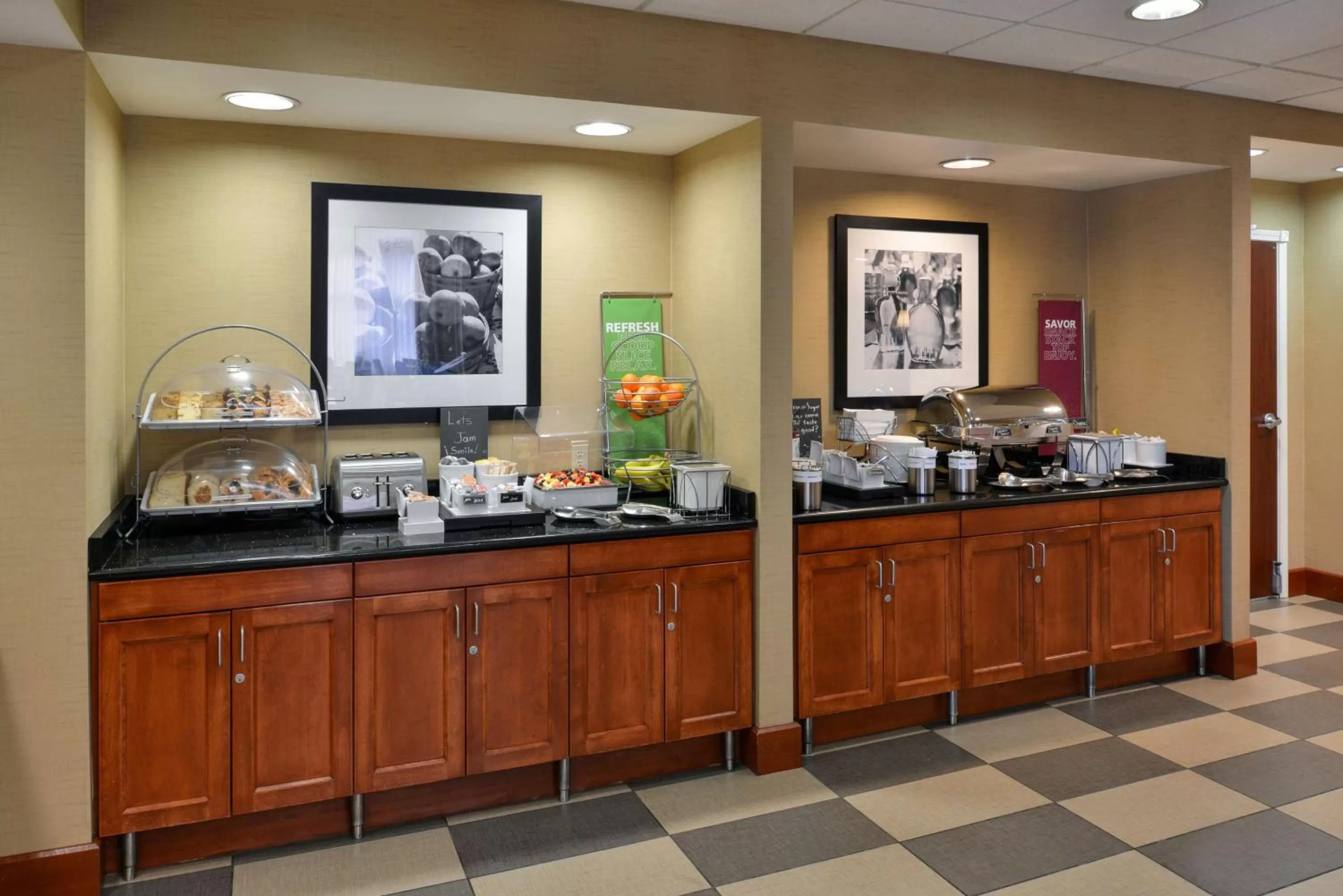 Dining area in Hampton Inn & Suites Tacoma