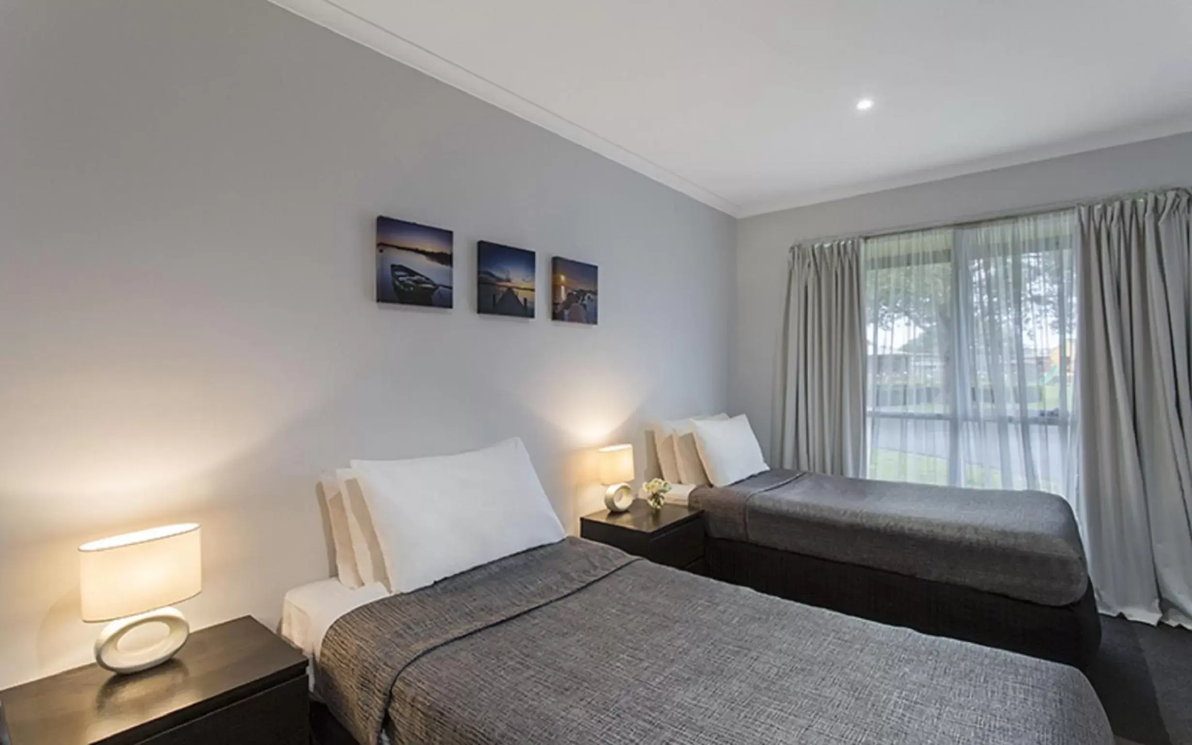 Deluxe Family Room in Best Western Colonial Village Motel Deluxe Family Room in Best Western Colonial Village Motel