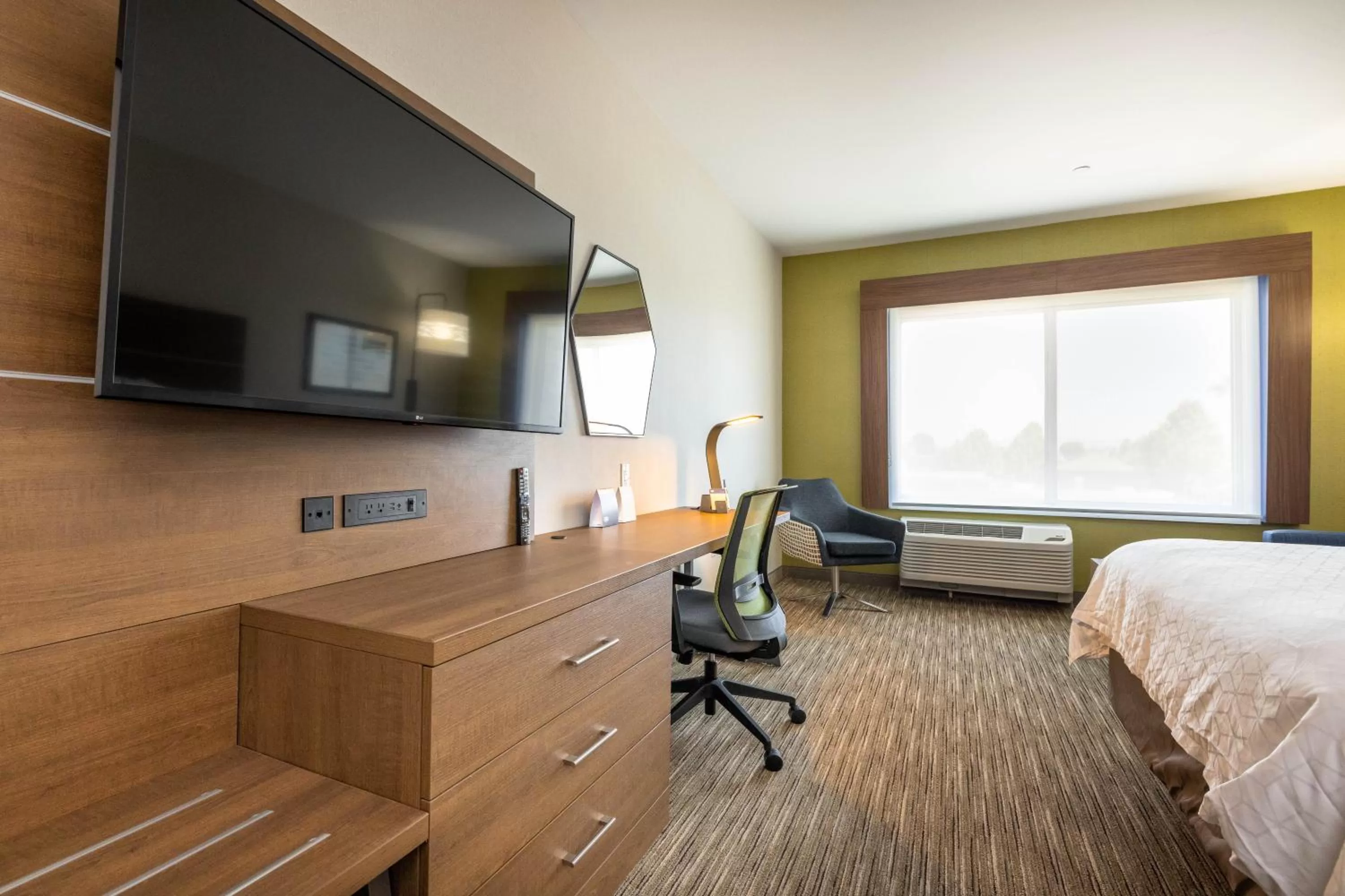 TV and multimedia, Bed in Holiday Inn Express & Suites - San Jose Silicon Valley by IHG