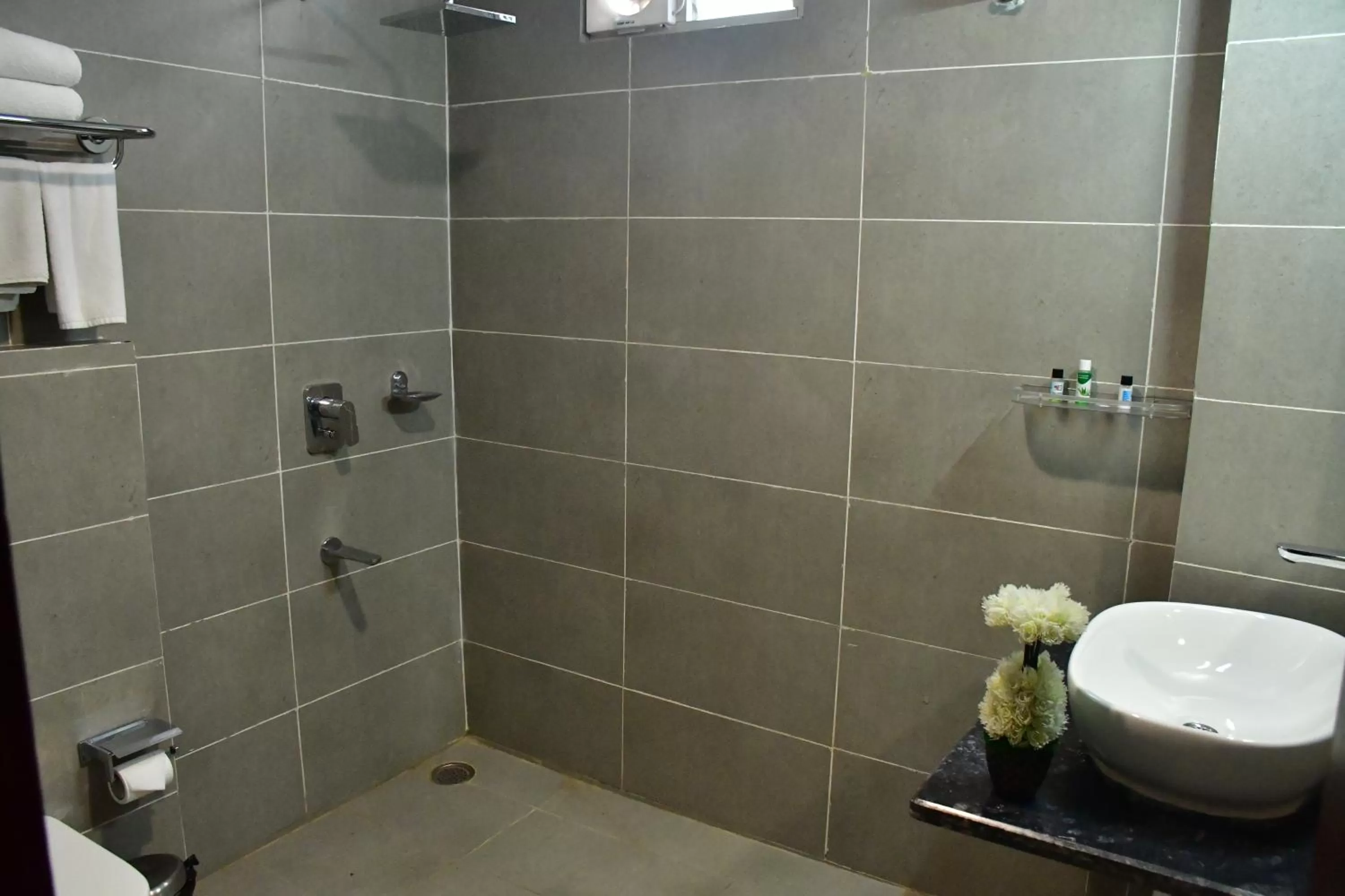 Bathroom in Hotel Yatharth Inn