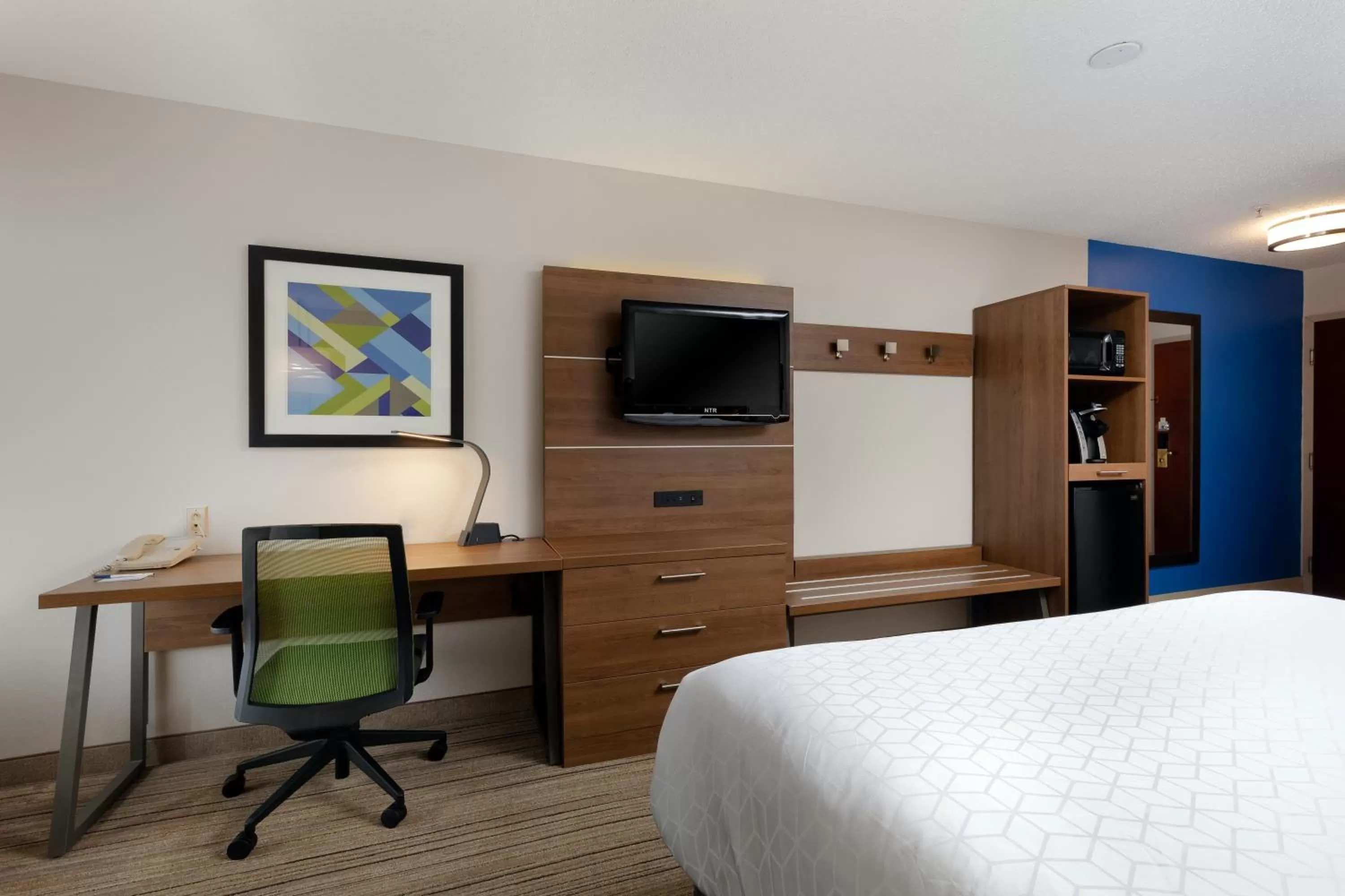 Photo of the whole room, Bed in Holiday Inn Express & Suites Milton East I-10 by IHG