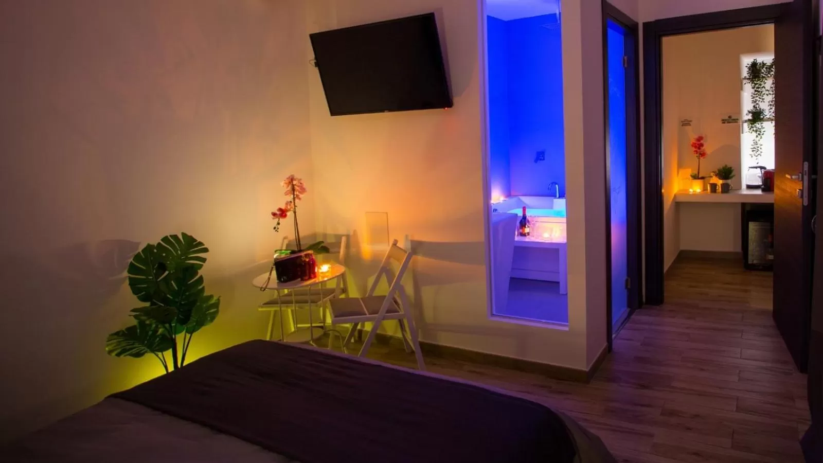 Hot Tub, Bed in ETNEA 208 LUXURY JACUZZI SUITE Catania