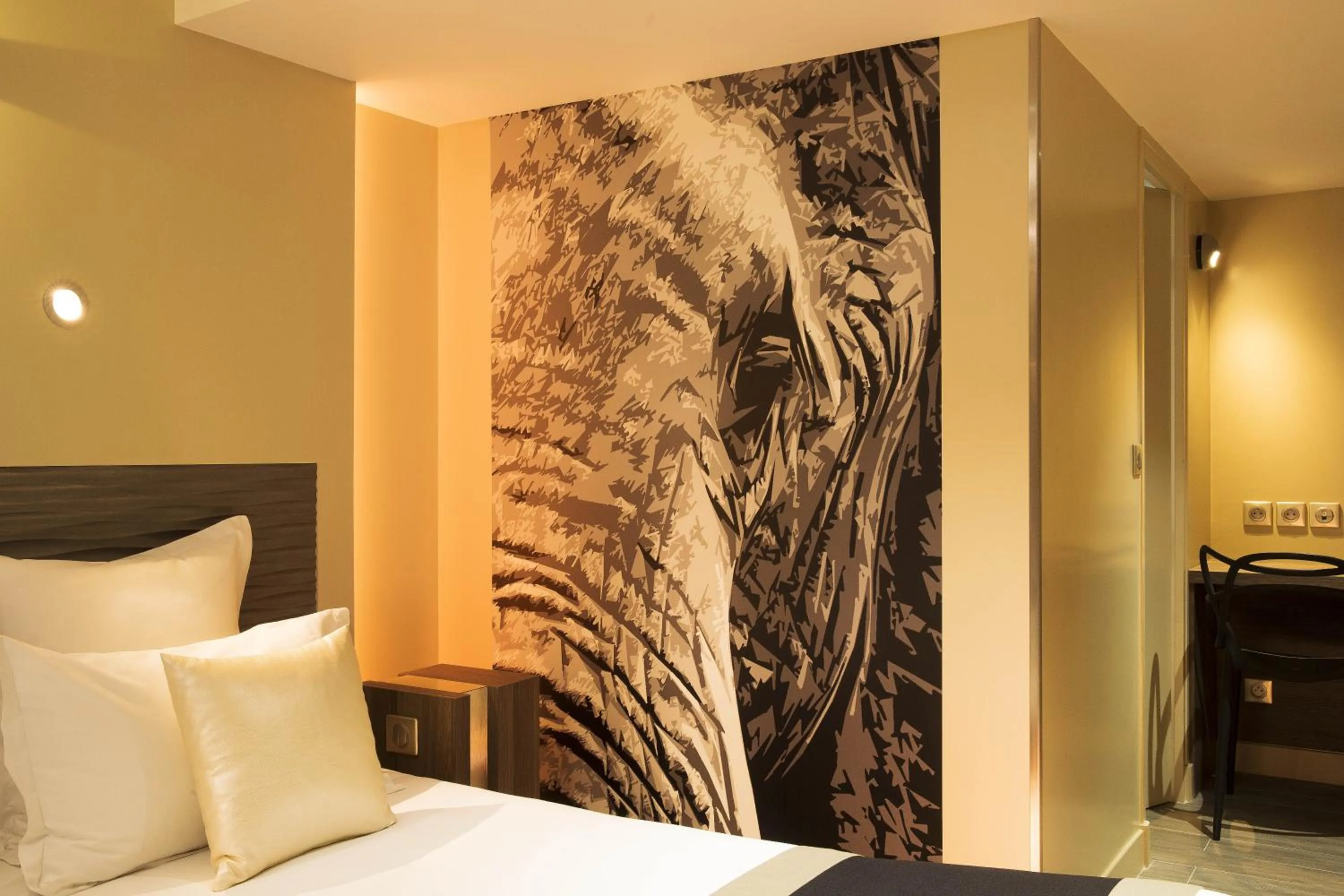 Bedroom, Bed in Hôtel Brésil Opéra SPA