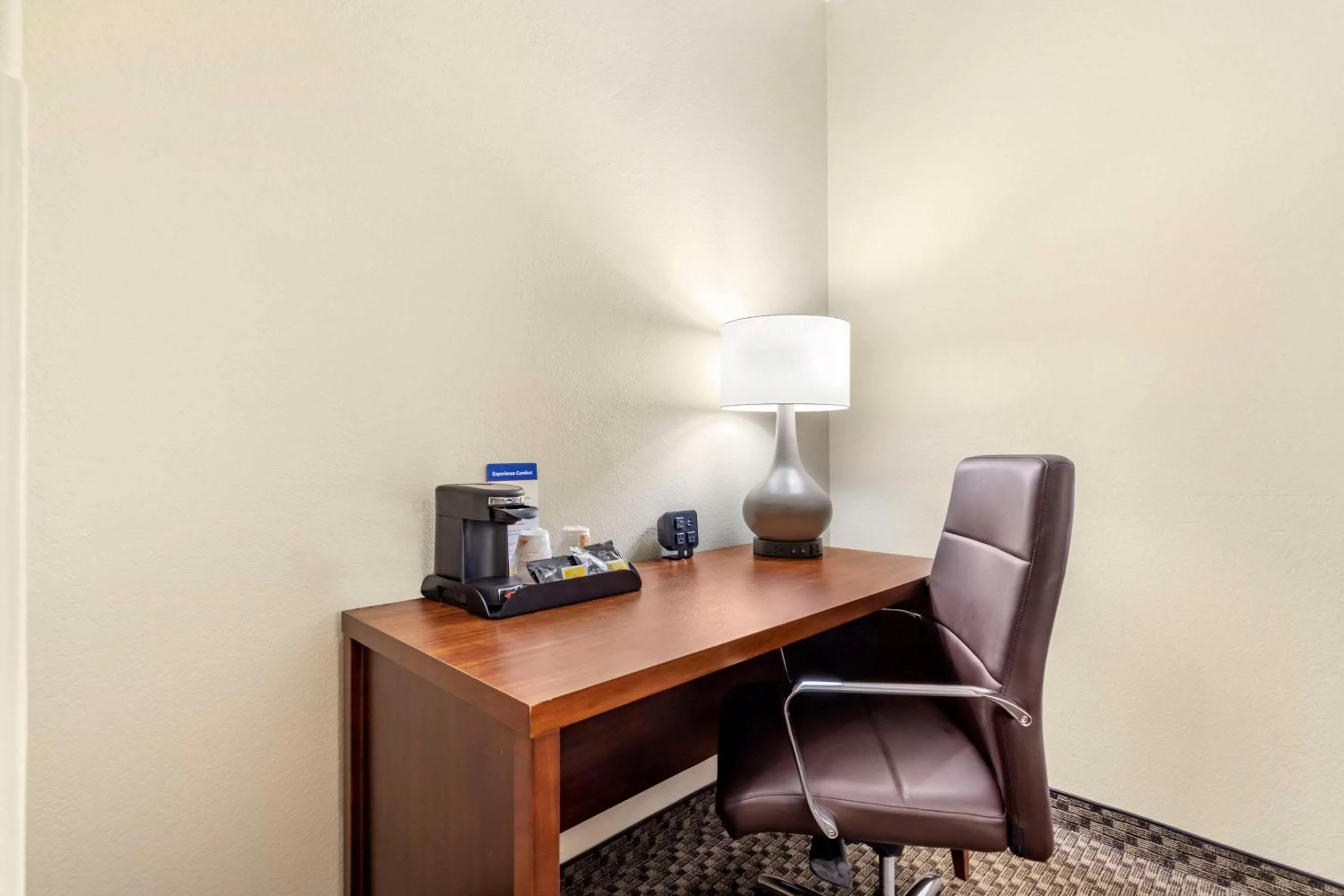 Bedroom in Comfort Suites Medical Center near Six Flags