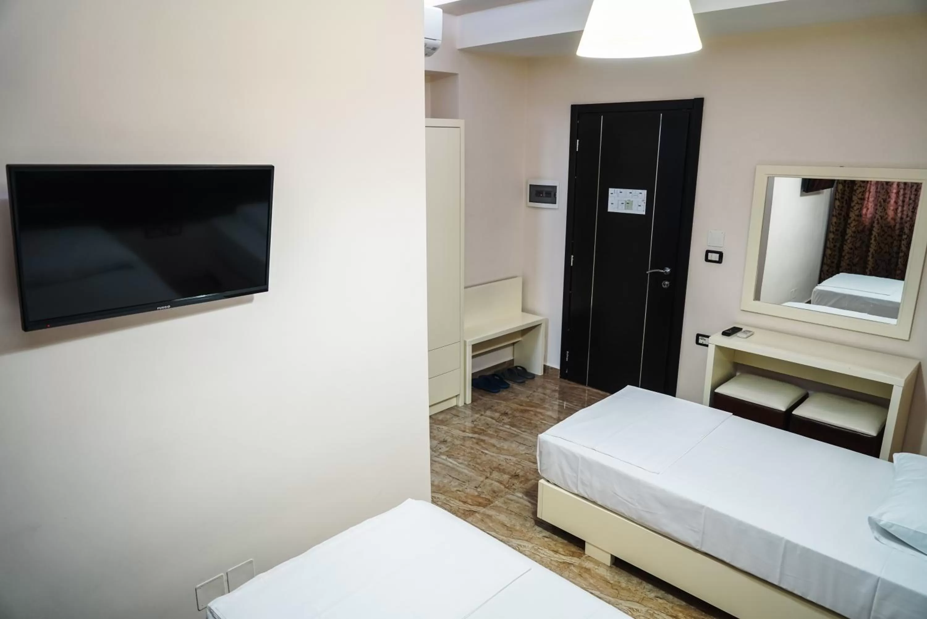 Bed, TV/Entertainment Center in Hotel Magic