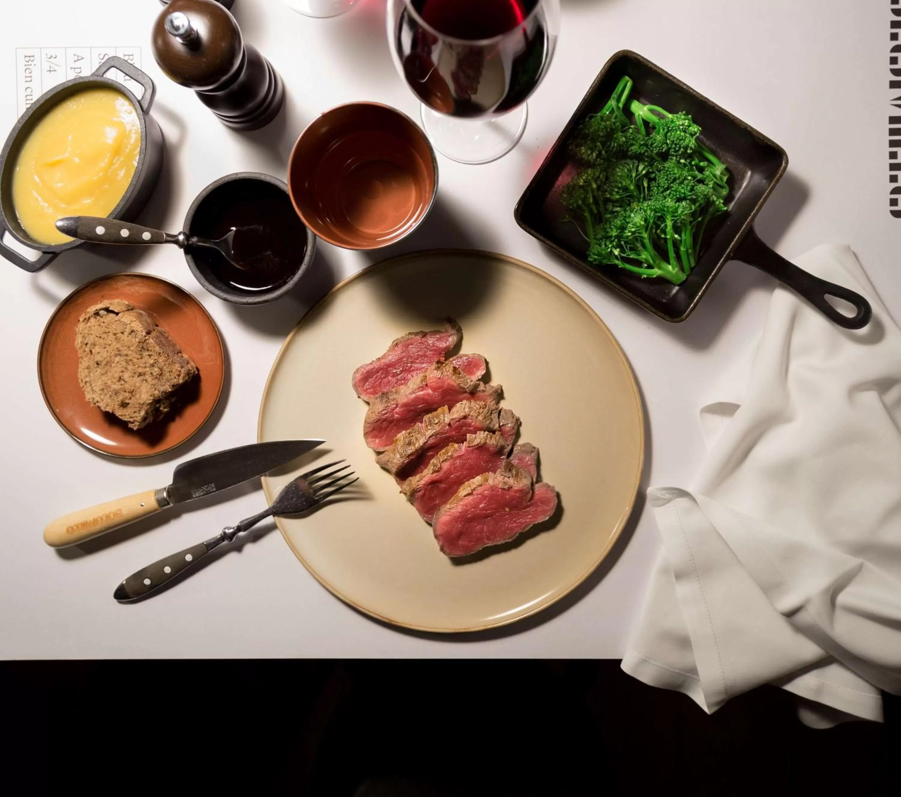 Food and drinks in Alexandra Barcelona Hotel, Curio Collection by Hilton