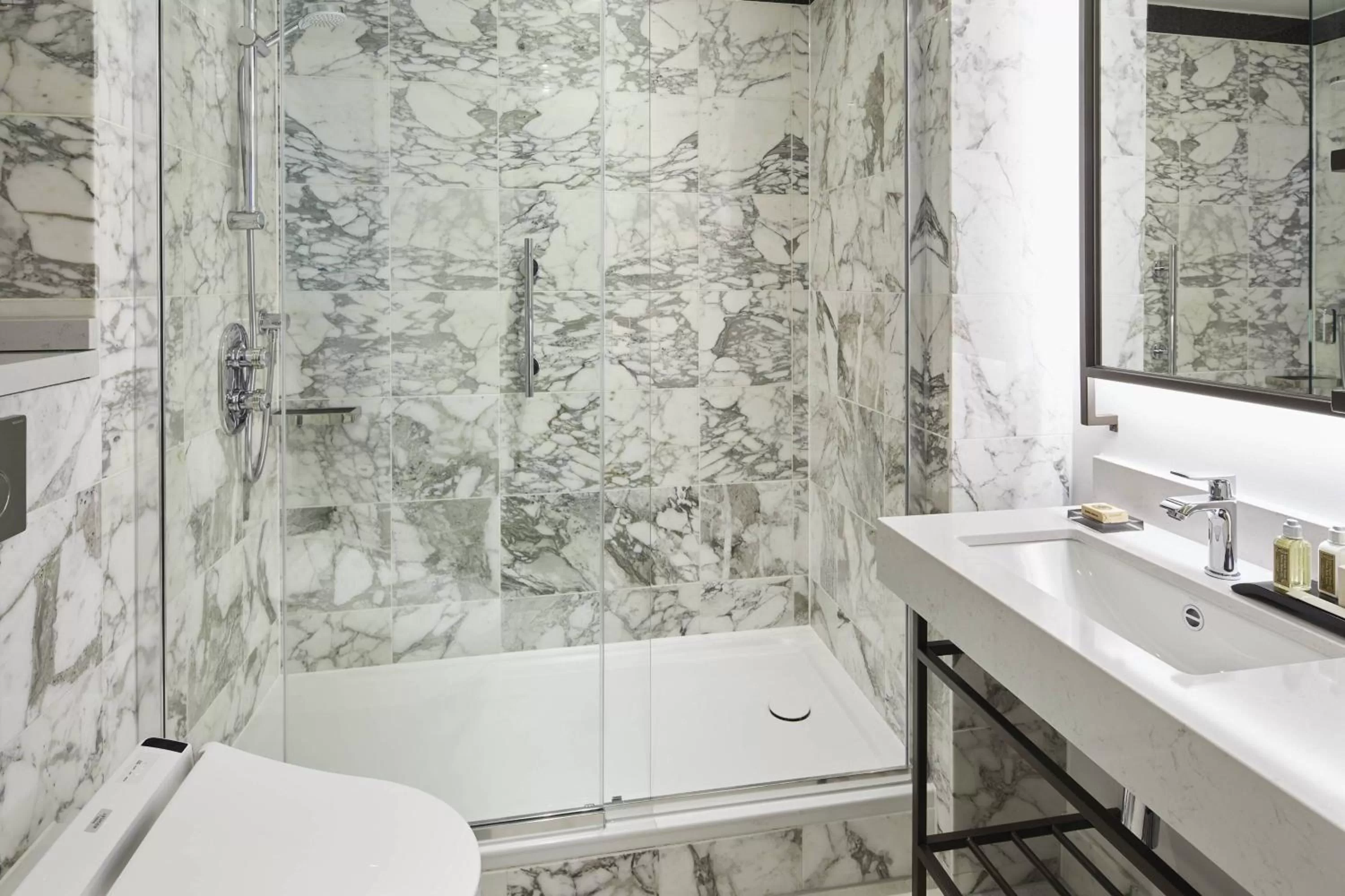 Bathroom in London Marriott Hotel Grosvenor Square