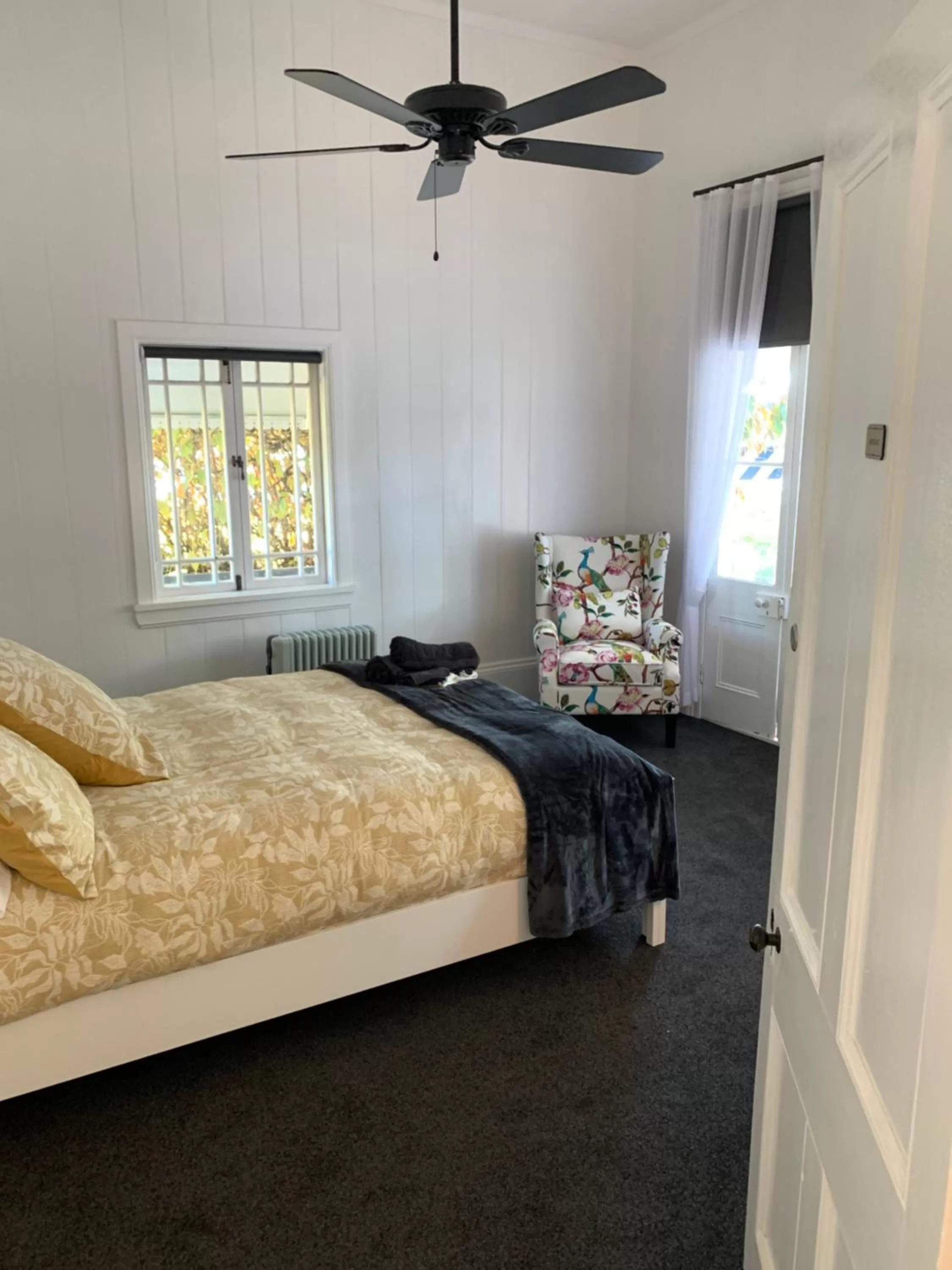 Photo of the whole room, Bed in The Bank House Ulmarra