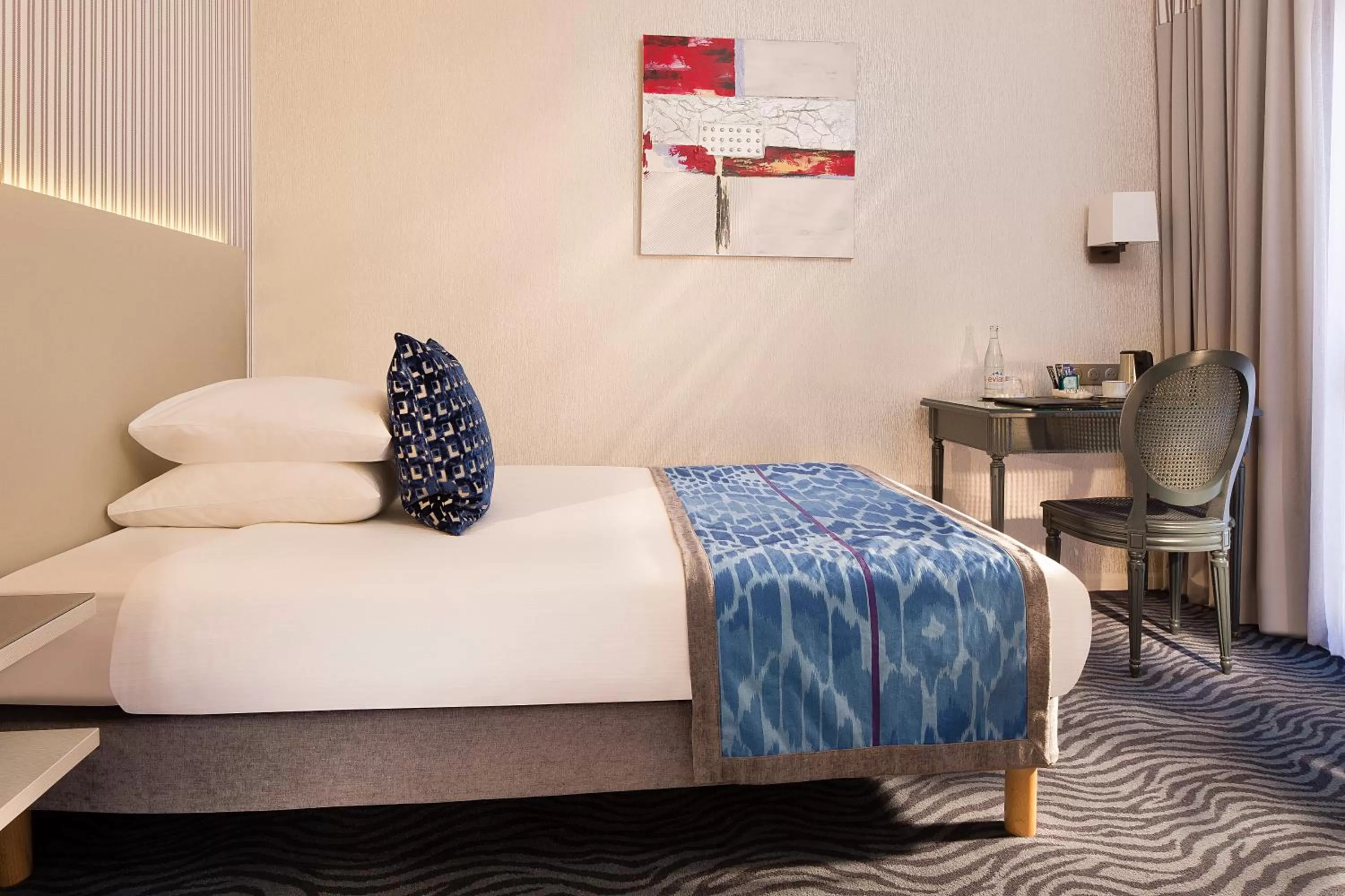 Bed in Hôtel Victor Hugo Paris Kléber