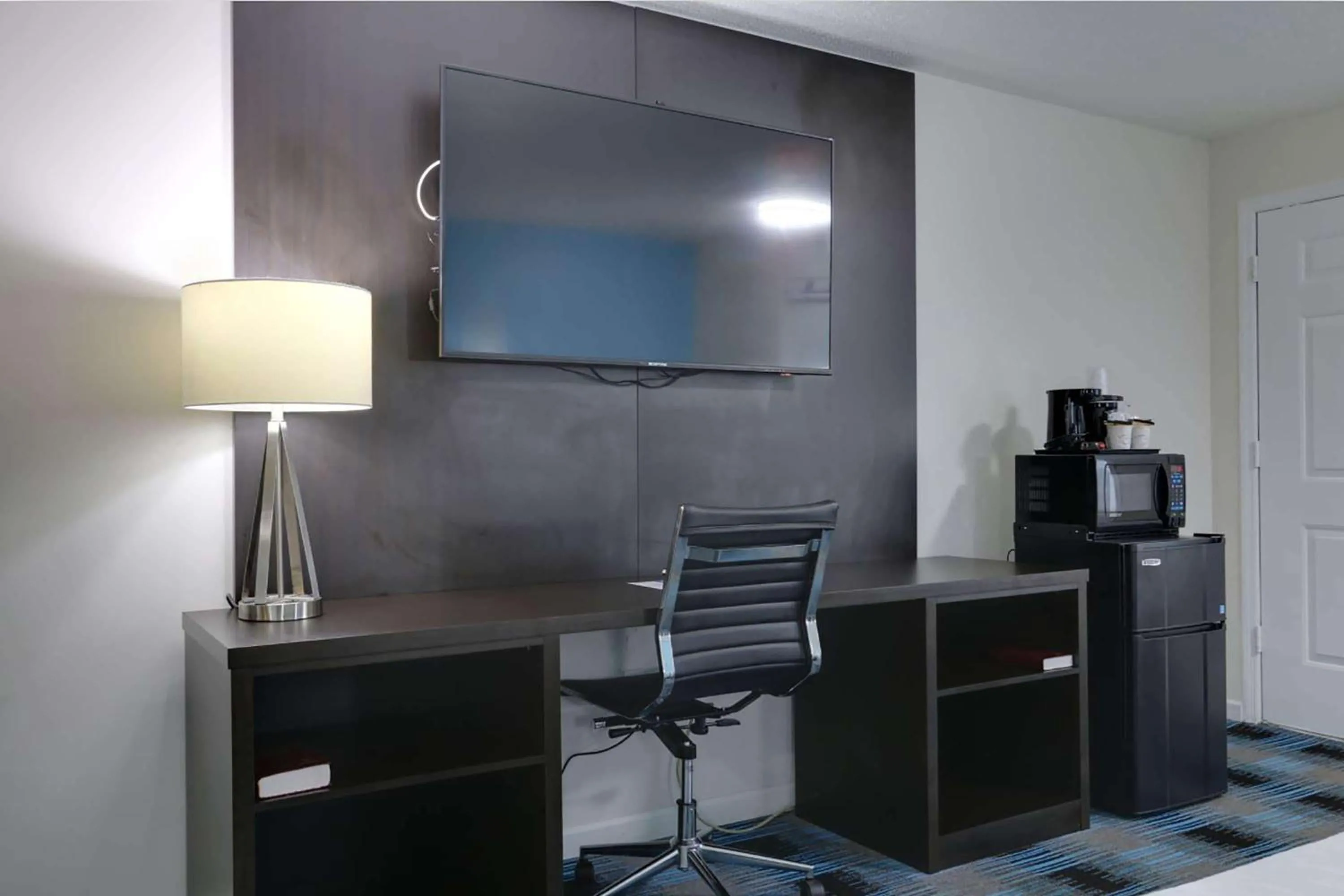 Photo of the whole room in Travelodge by Wyndham Calhoun South I-75