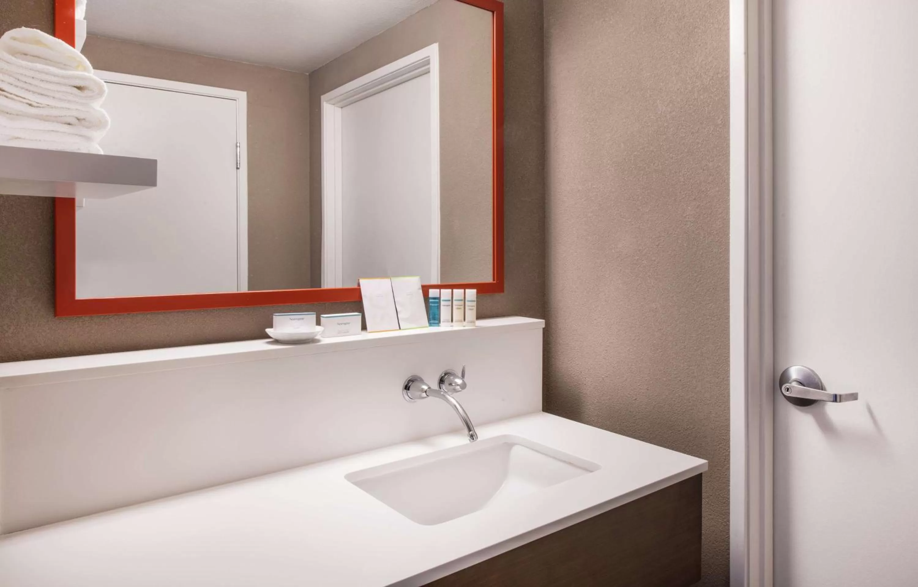 Photo of the whole room in Hampton Inn Phoenix Airport North