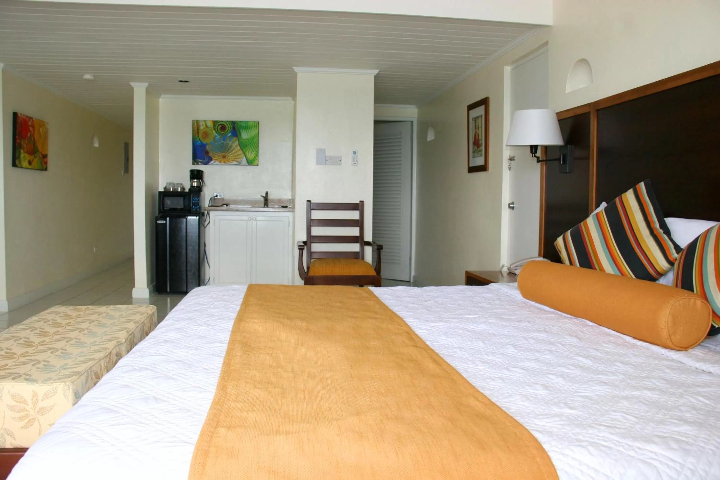 Photo of the whole room, Bed in Infinity on the Beach