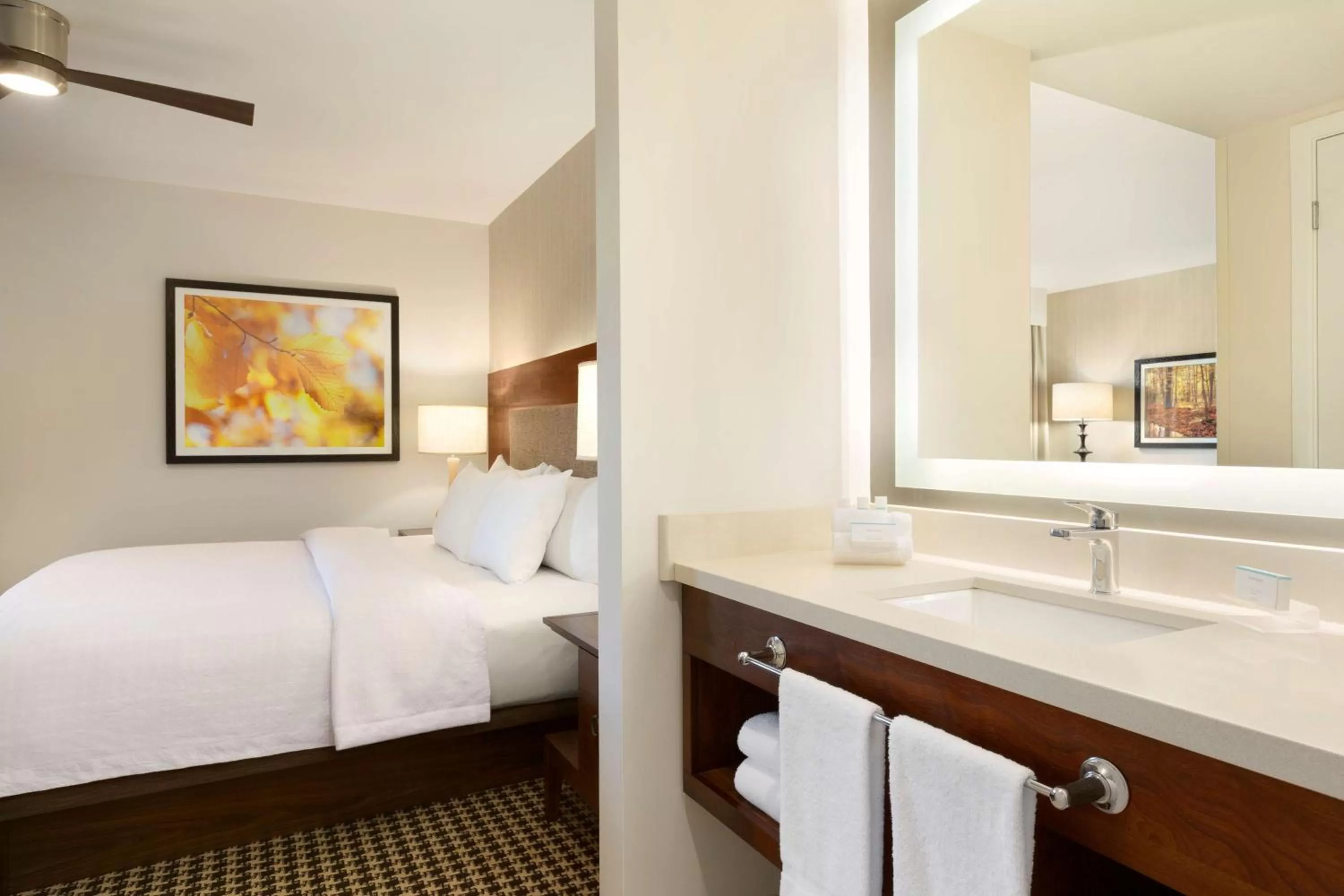 Bathroom, Bed in Homewood Suites By Hilton Augusta