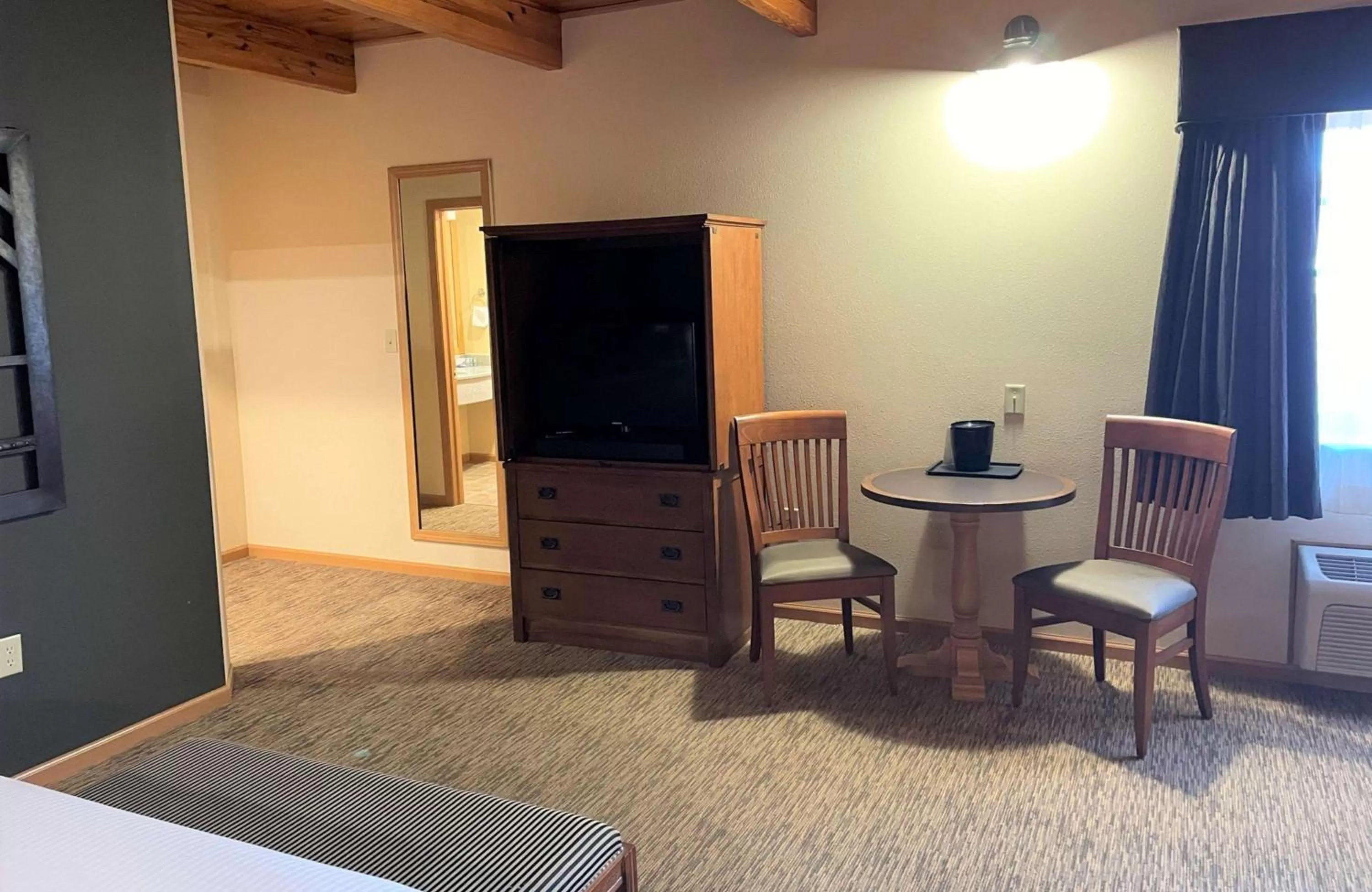 Bedroom in Crossroads Hotel & Event Center