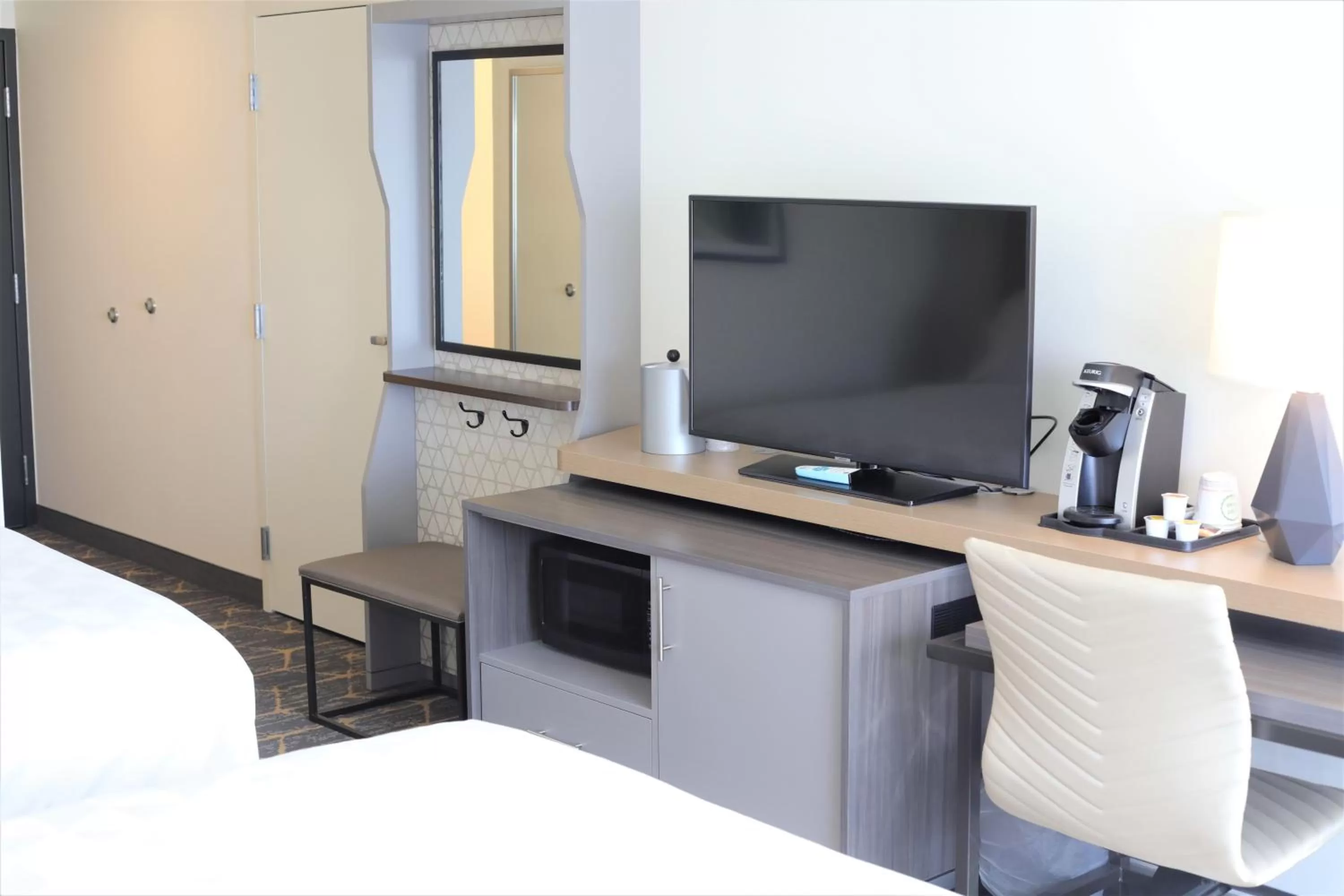 Photo of the whole room, Bed in Holiday Inn & Suites St. Cloud by IHG