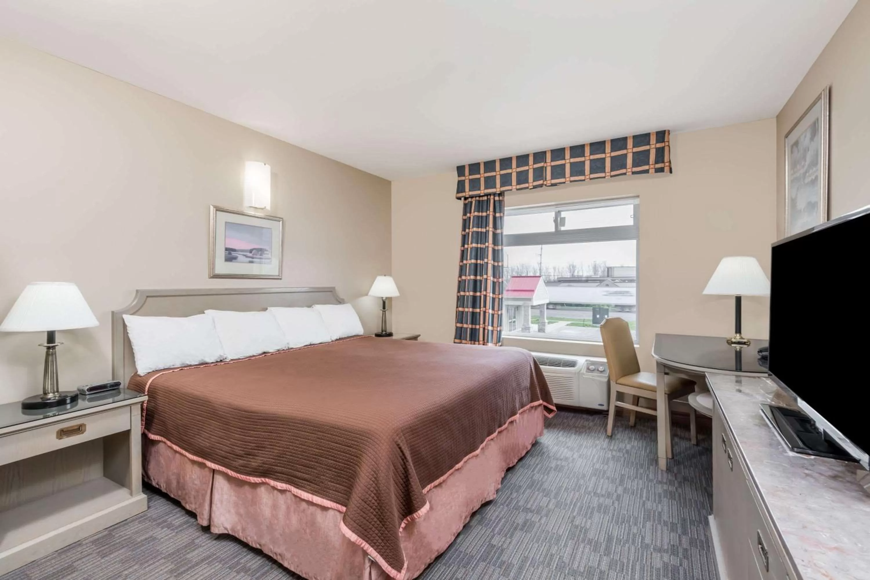 Photo of the whole room, Bed in London Travel Inn