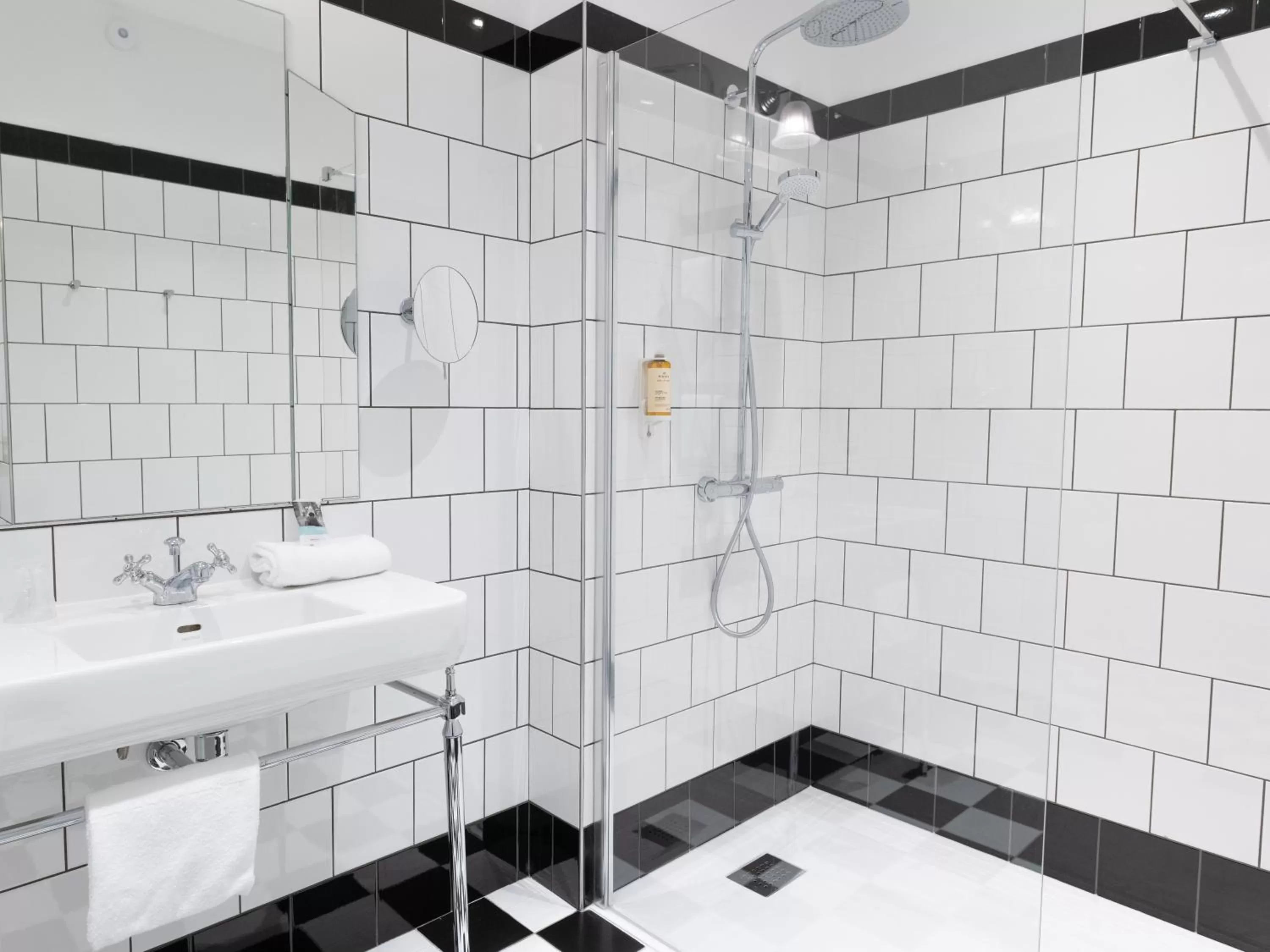 Shower in Hotel Mercure Roscoff Bord De Mer