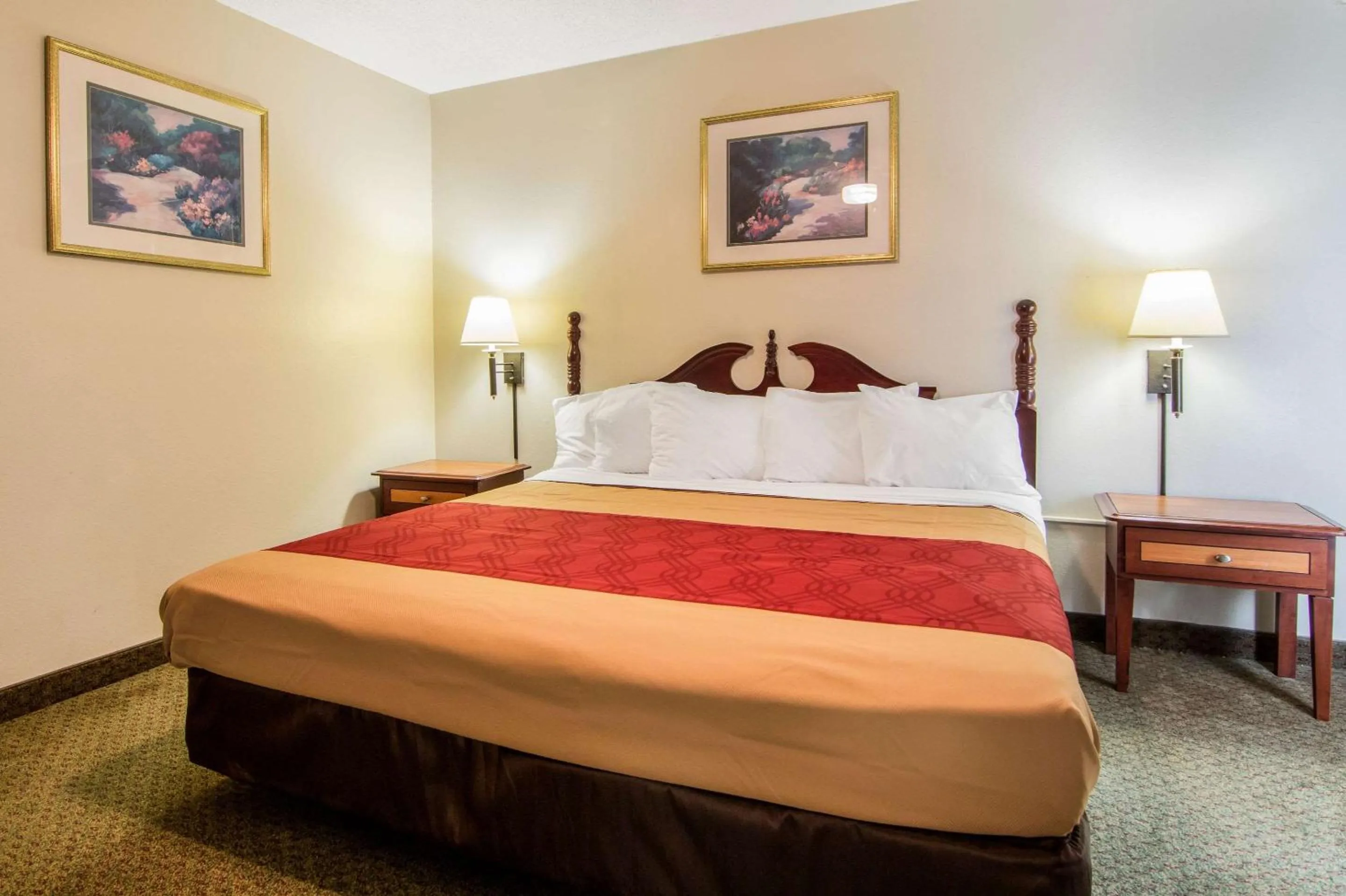 Photo of the whole room, Bed in Econo Lodge Inn & Suites Conference Center Dublin