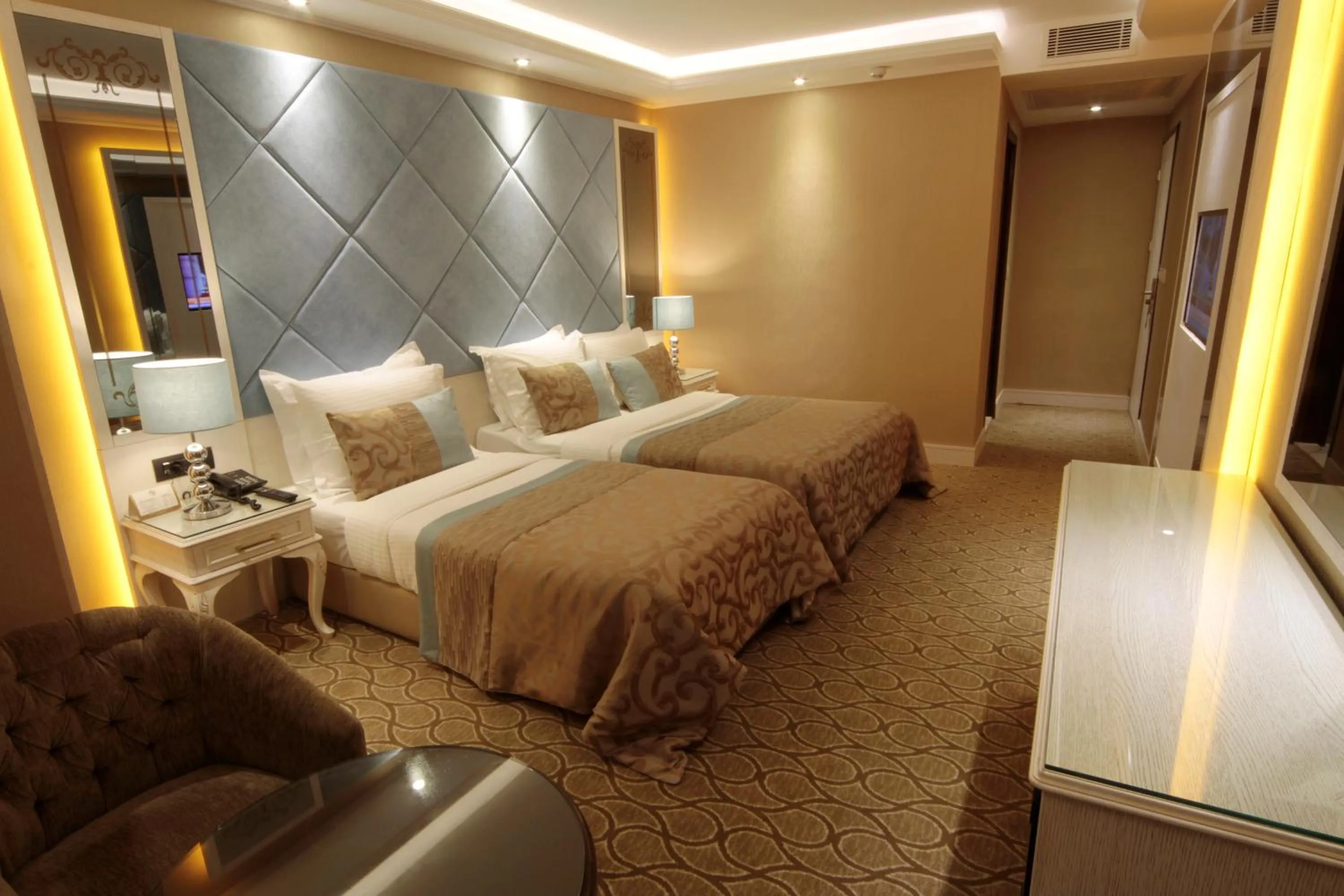 Photo of the whole room, Bed in Black Bird Hotel