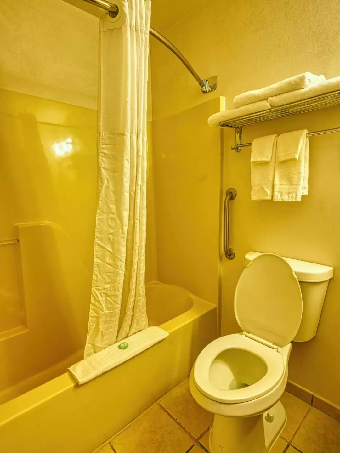 Queen Room - Non-Smoking in Yellowstone River Inn & Suites Queen Room - Non-Smoking in Yellowstone River Inn & Suites