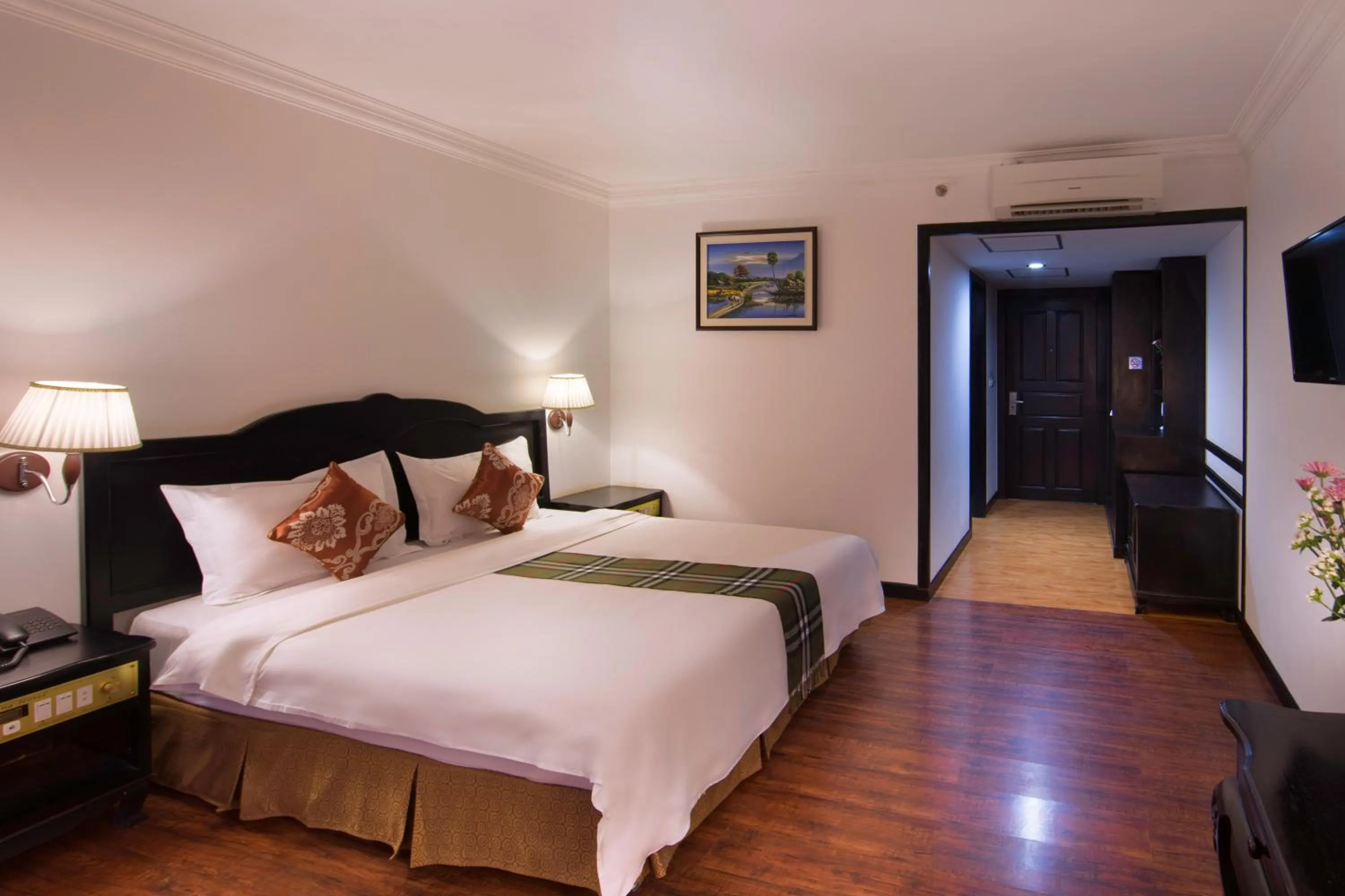 Bedroom, Bed in Smiling Hotel