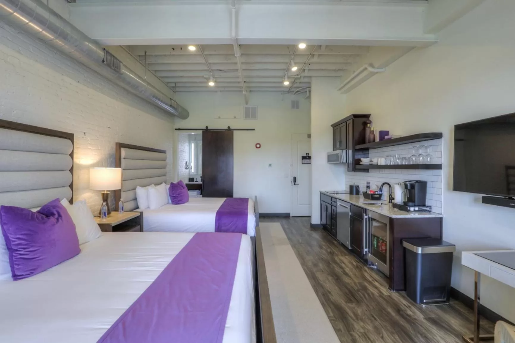 Kitchen or kitchenette, Bed in Studio 154 Hotel