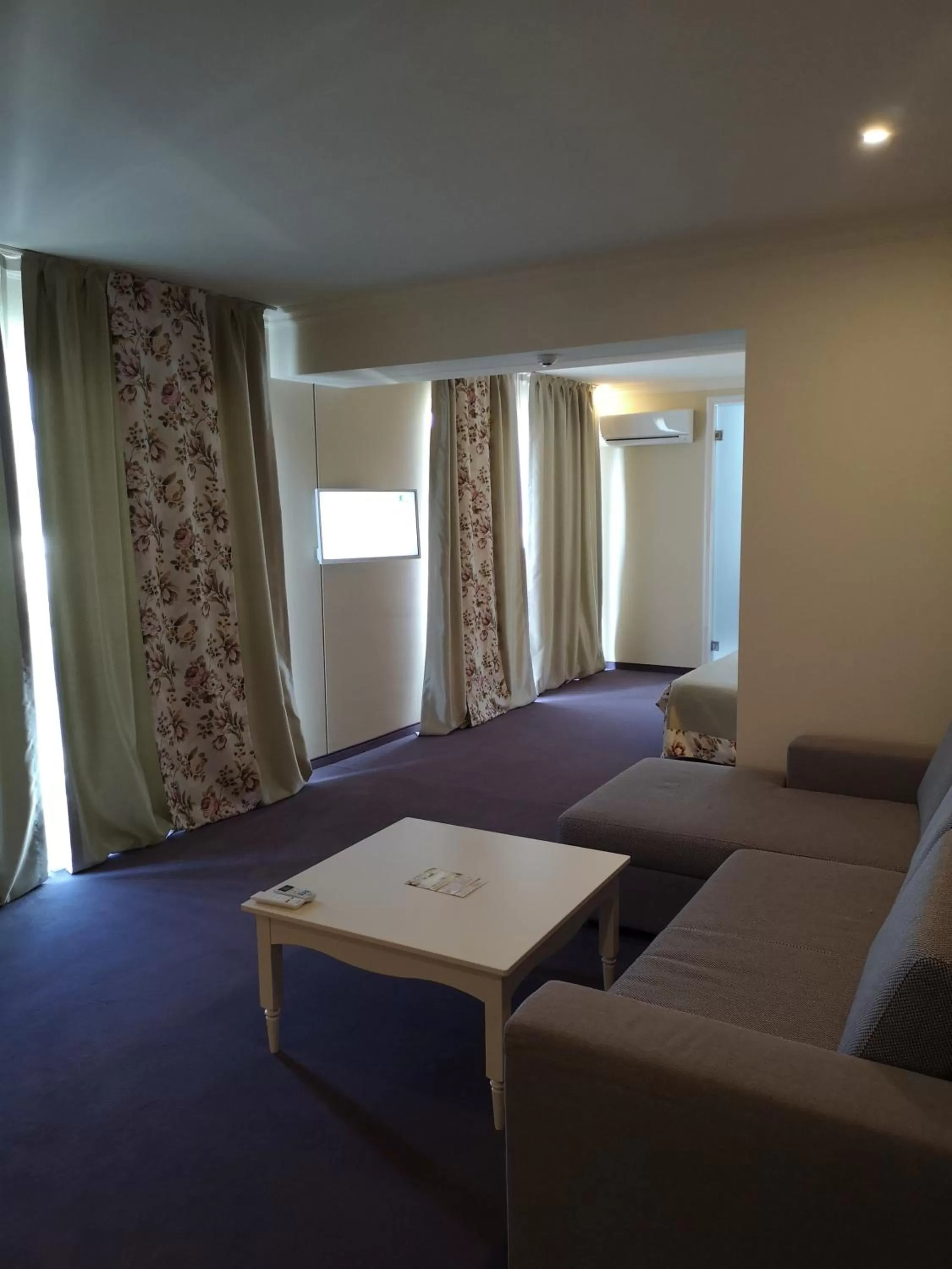 Photo of the whole room, Bed in Parish Hotel