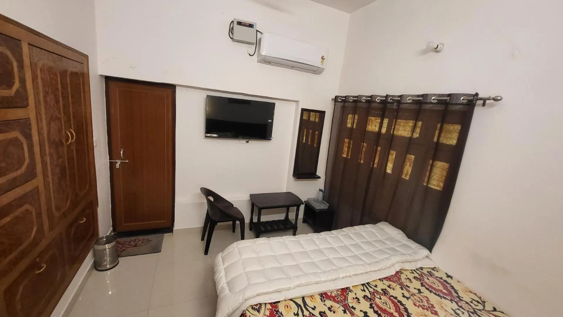 TV and multimedia, Bed in Goroomgo Assi River Guest House Varanasi