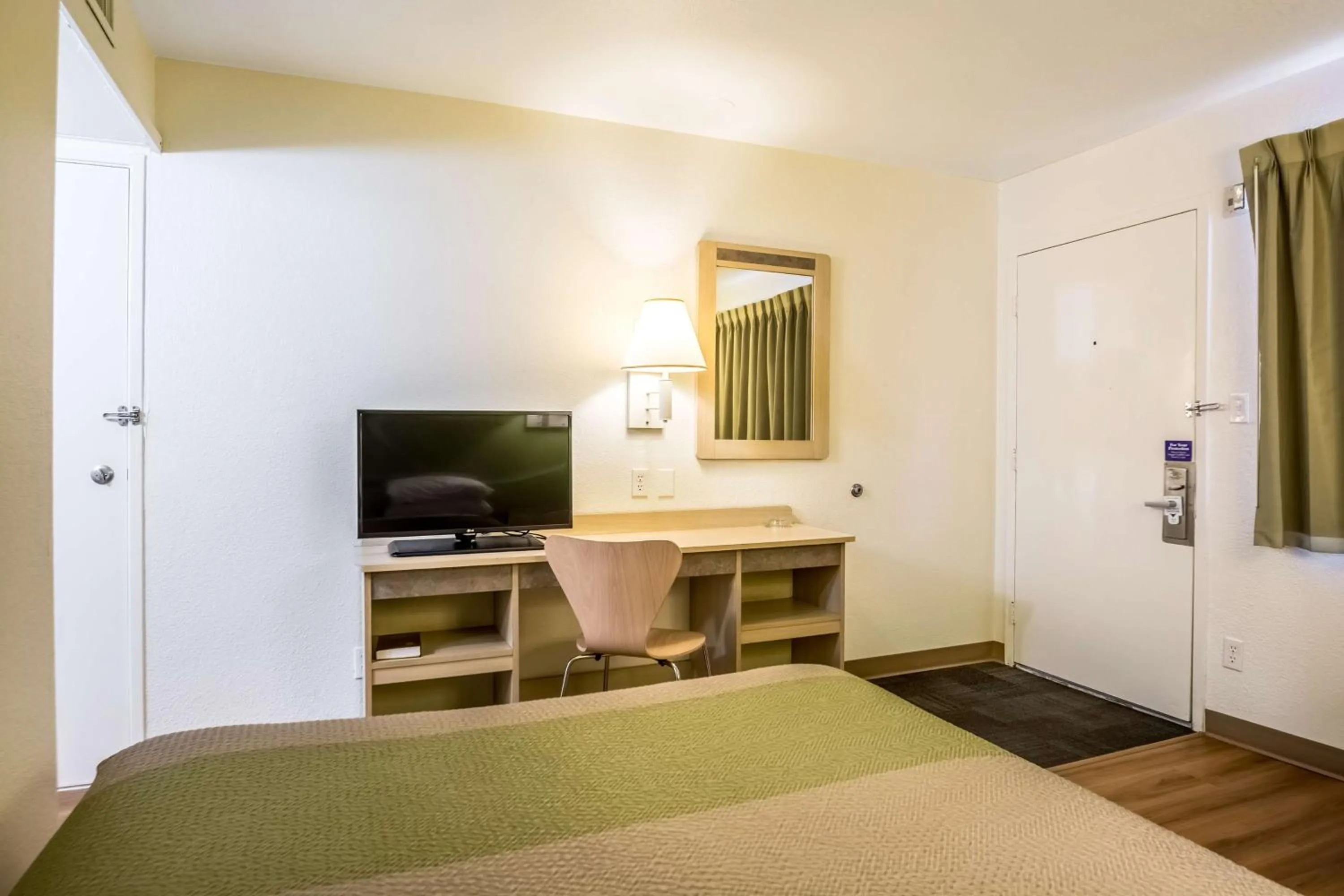 Photo of the whole room, Bed in Motel 6-Pueblo, CO - I-25