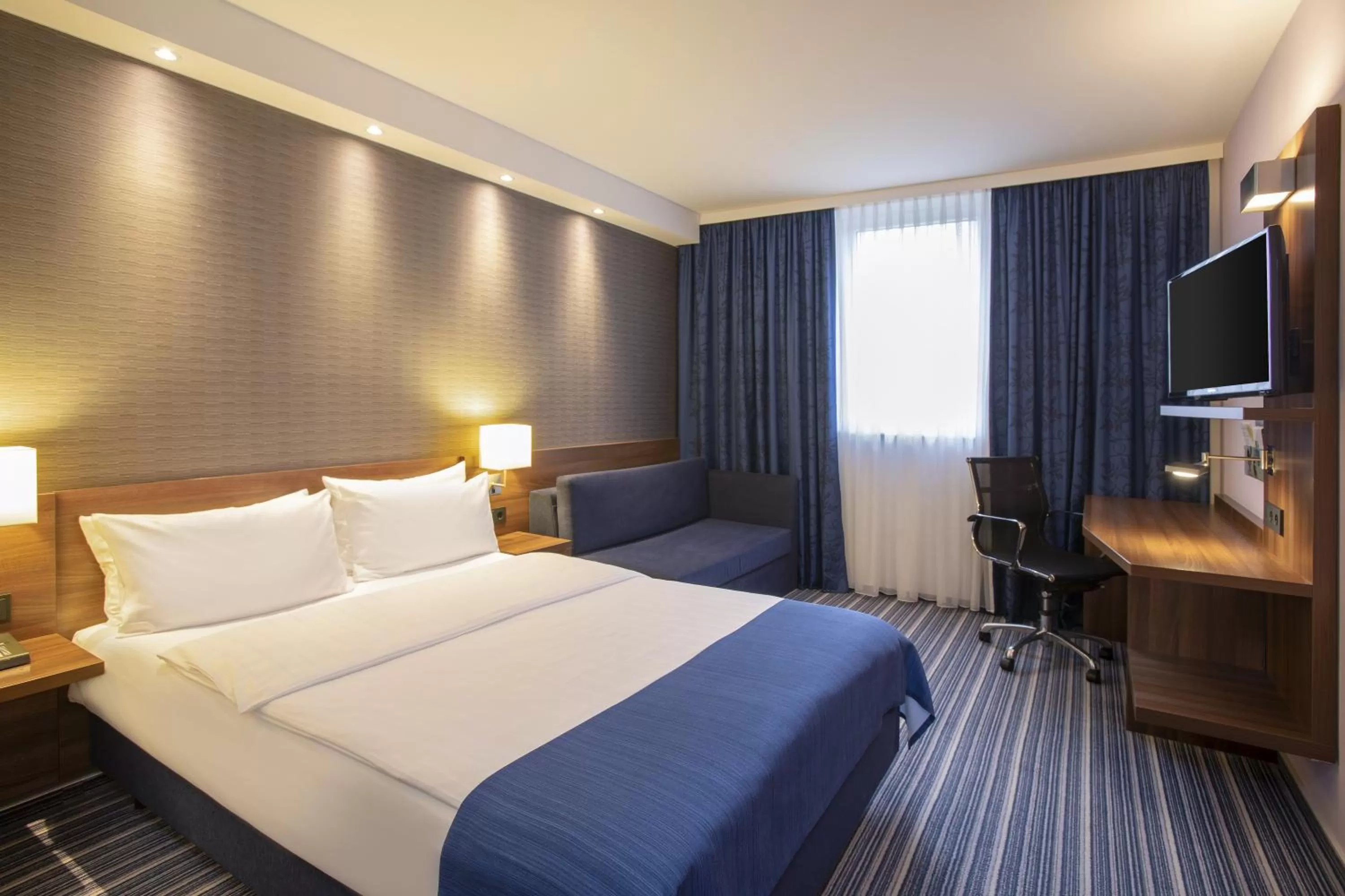 Photo of the whole room, Bed in Holiday Inn Express Neunkirchen by IHG