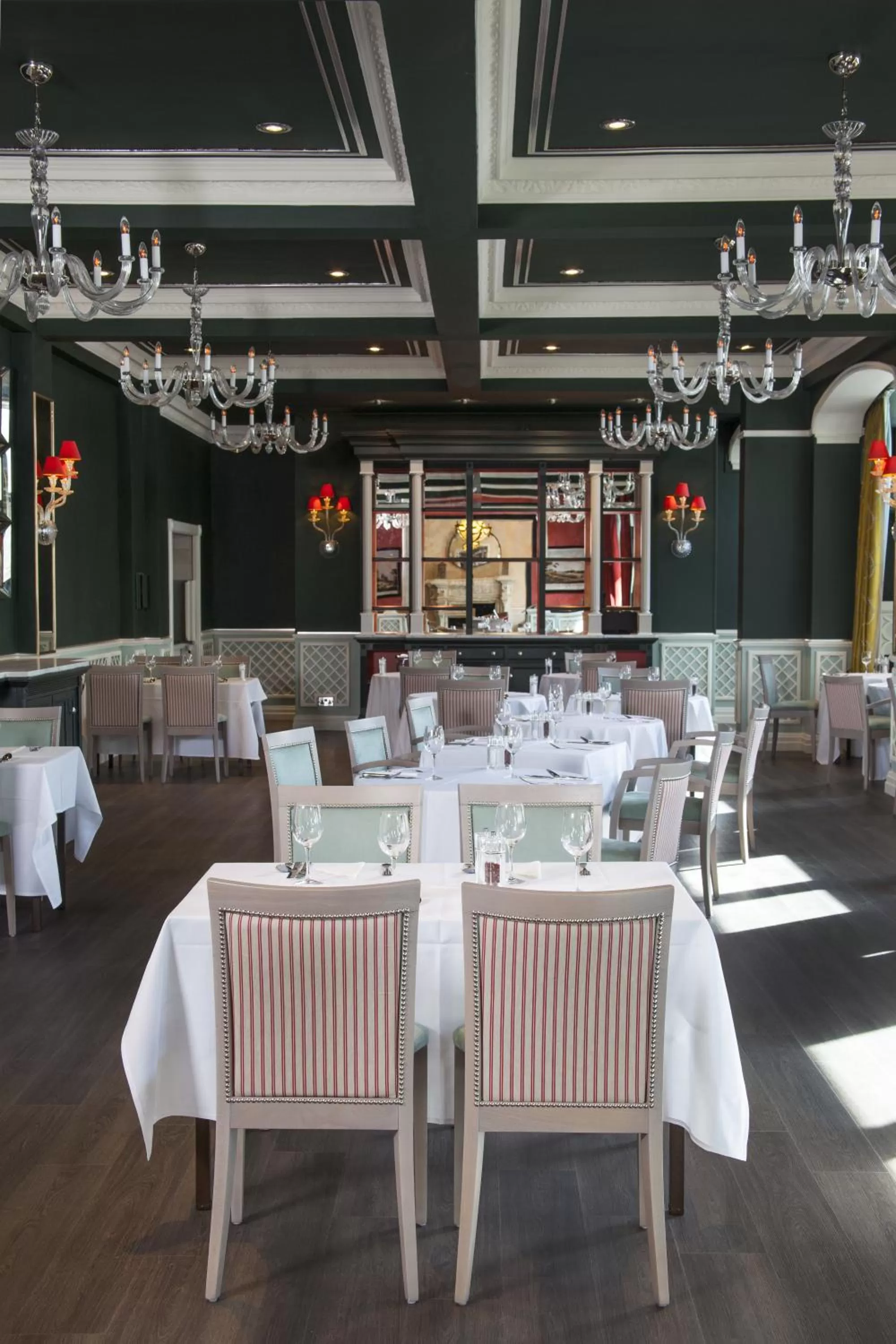 Restaurant/places to eat in Bromley Court Hotel London