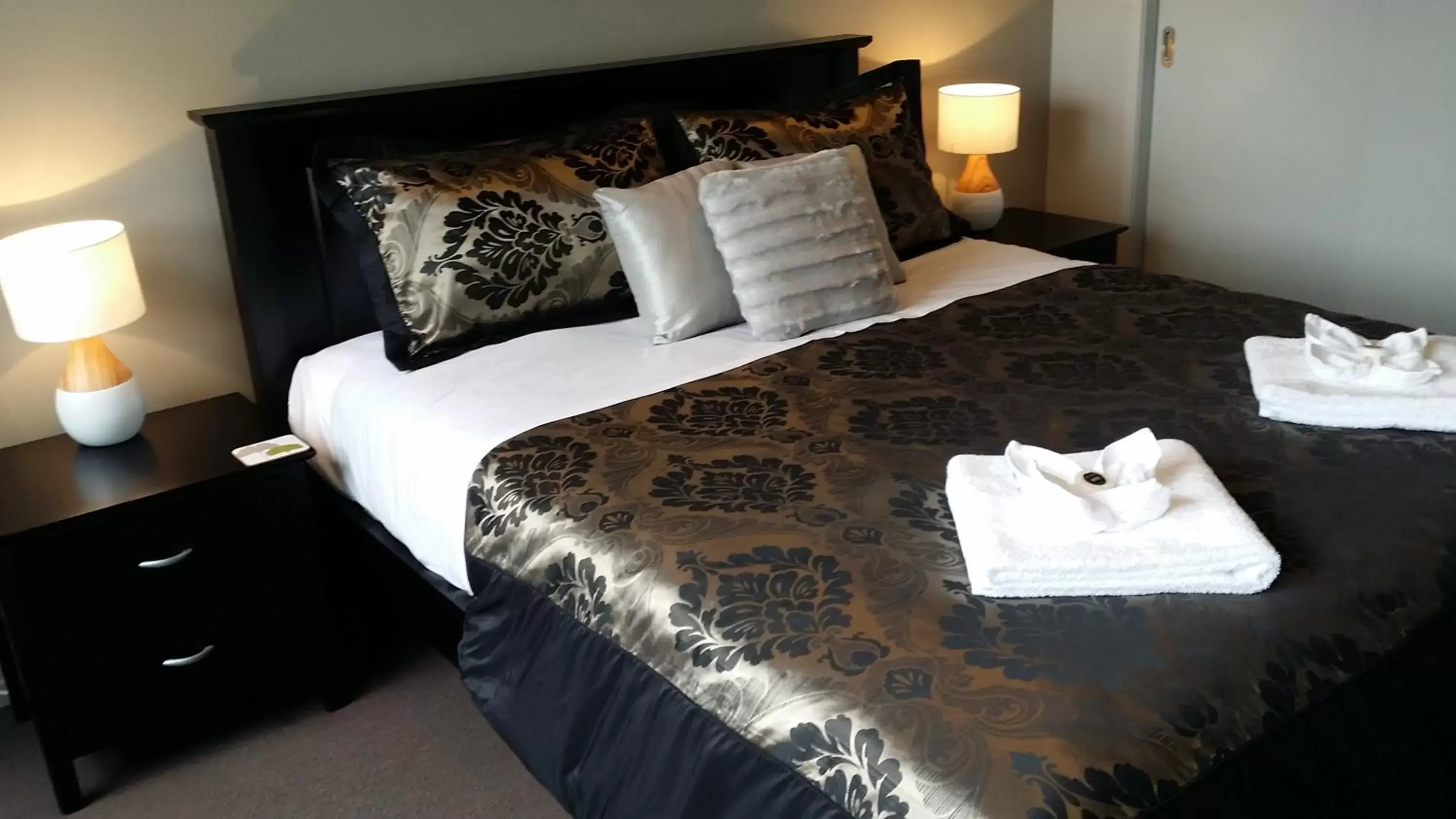 Three-Bedroom Suite (6 Adults) - Water Front in Sovereign Pier On The Waterways Three-Bedroom Suite (6 Adults) - Water Front in Sovereign Pier On The Waterways