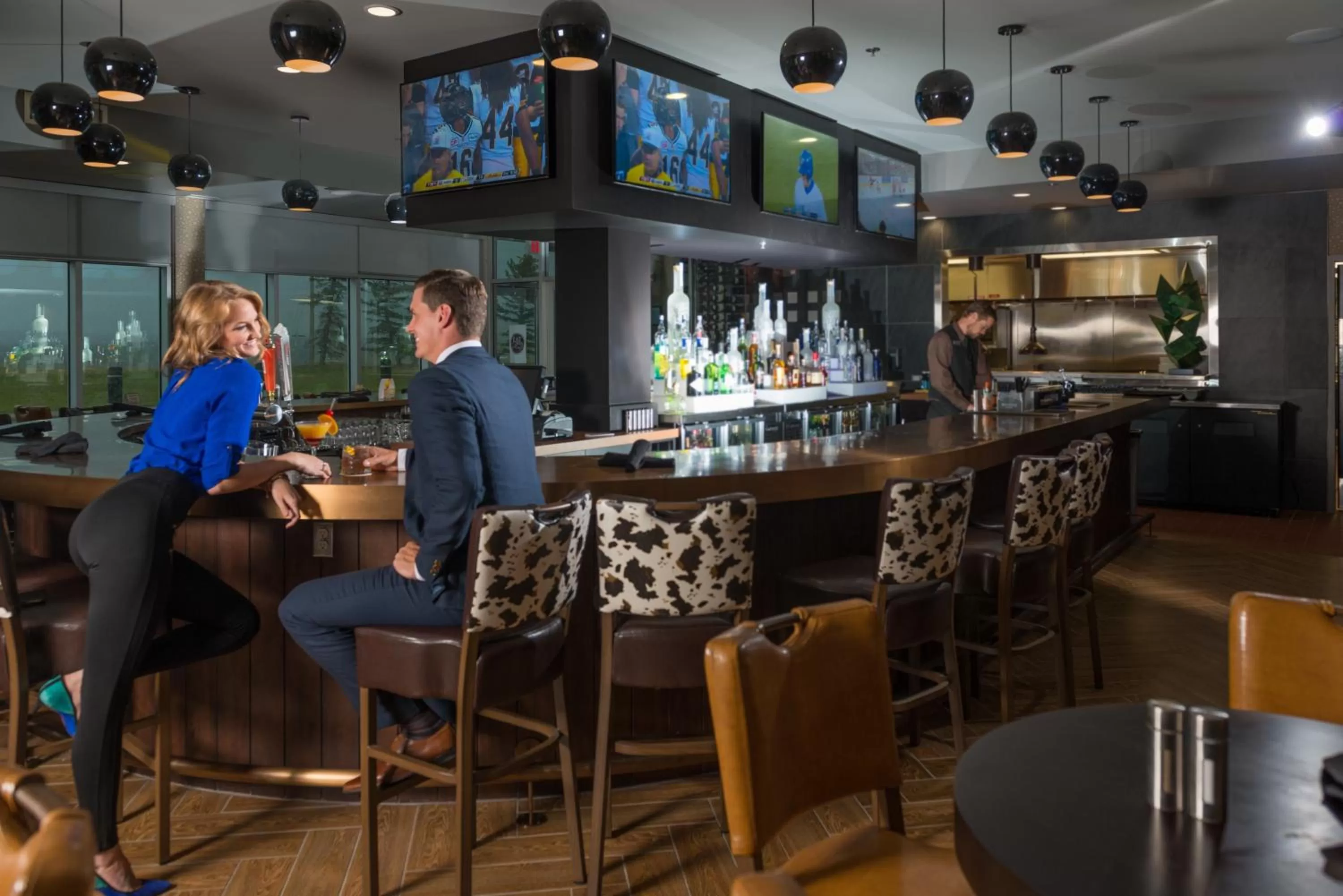 Lounge or bar in Applause Hotel Calgary Airport by CLIQUE