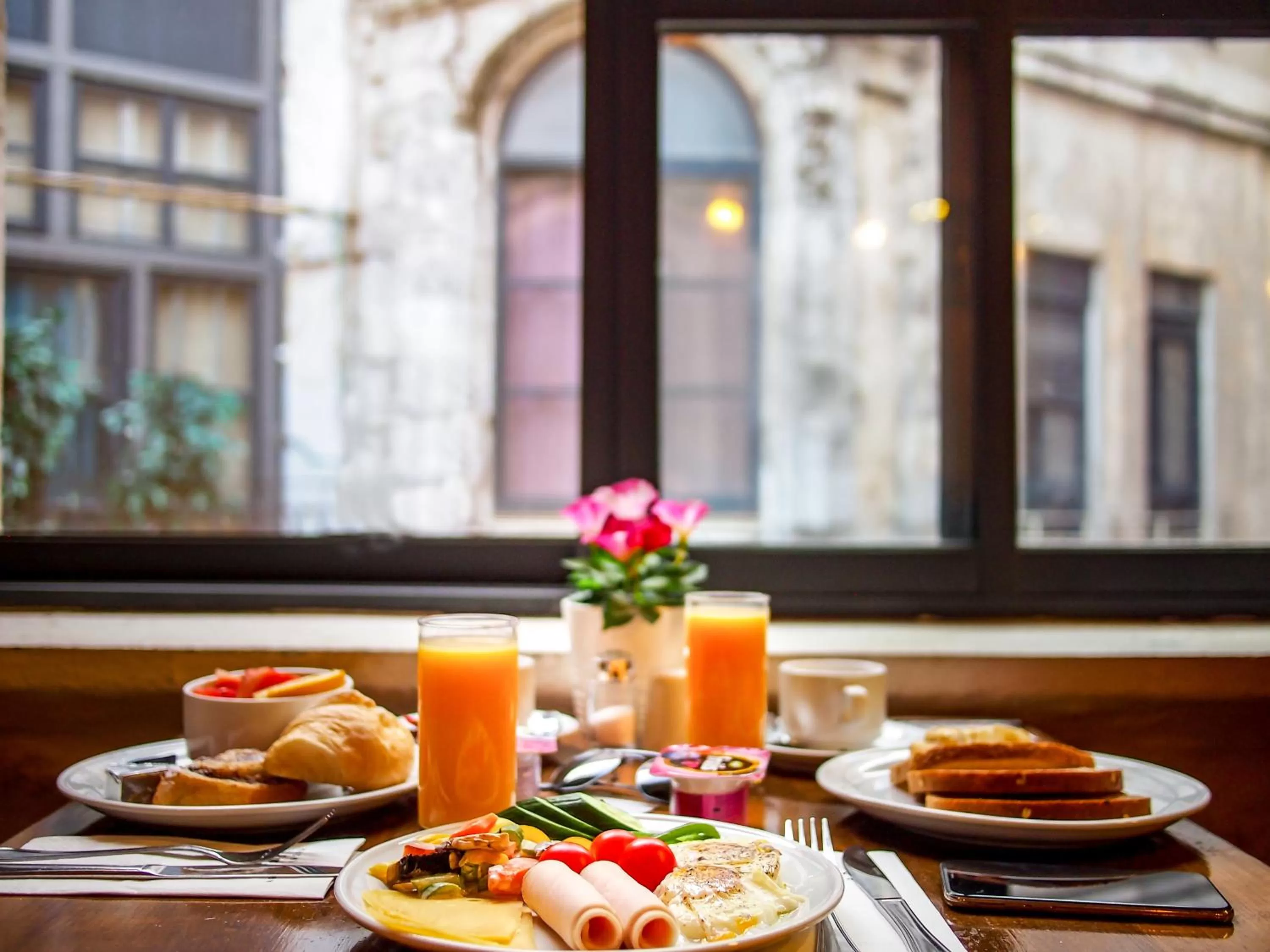 Food and drinks in New Imperial Hotel