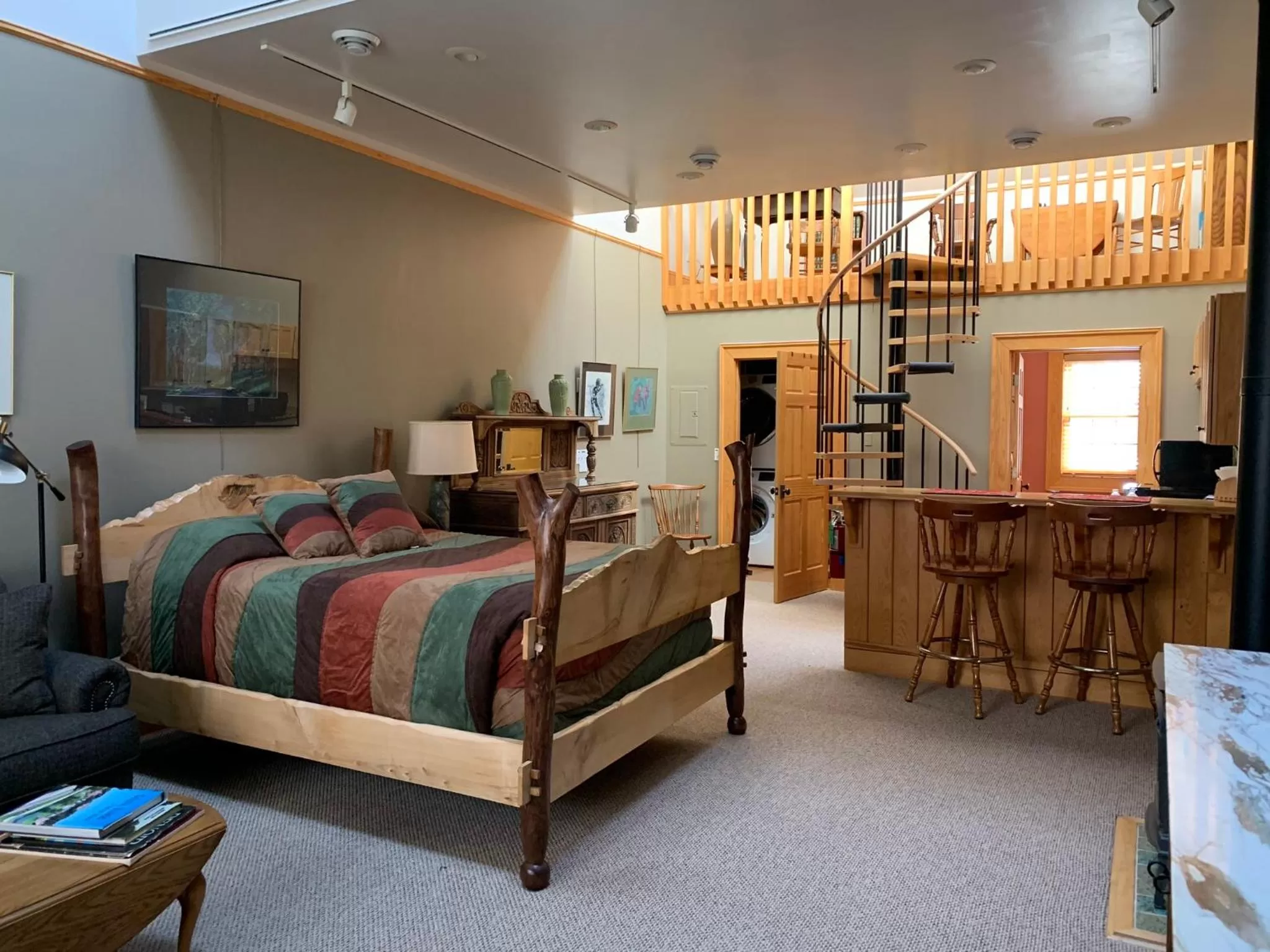 Bed in Abe's Spring Street Guest House