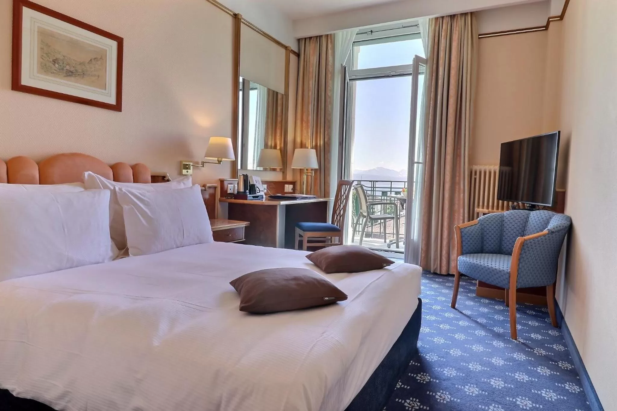 Bed in Hotel Mirabeau, BW Signature Collection, Lausanne