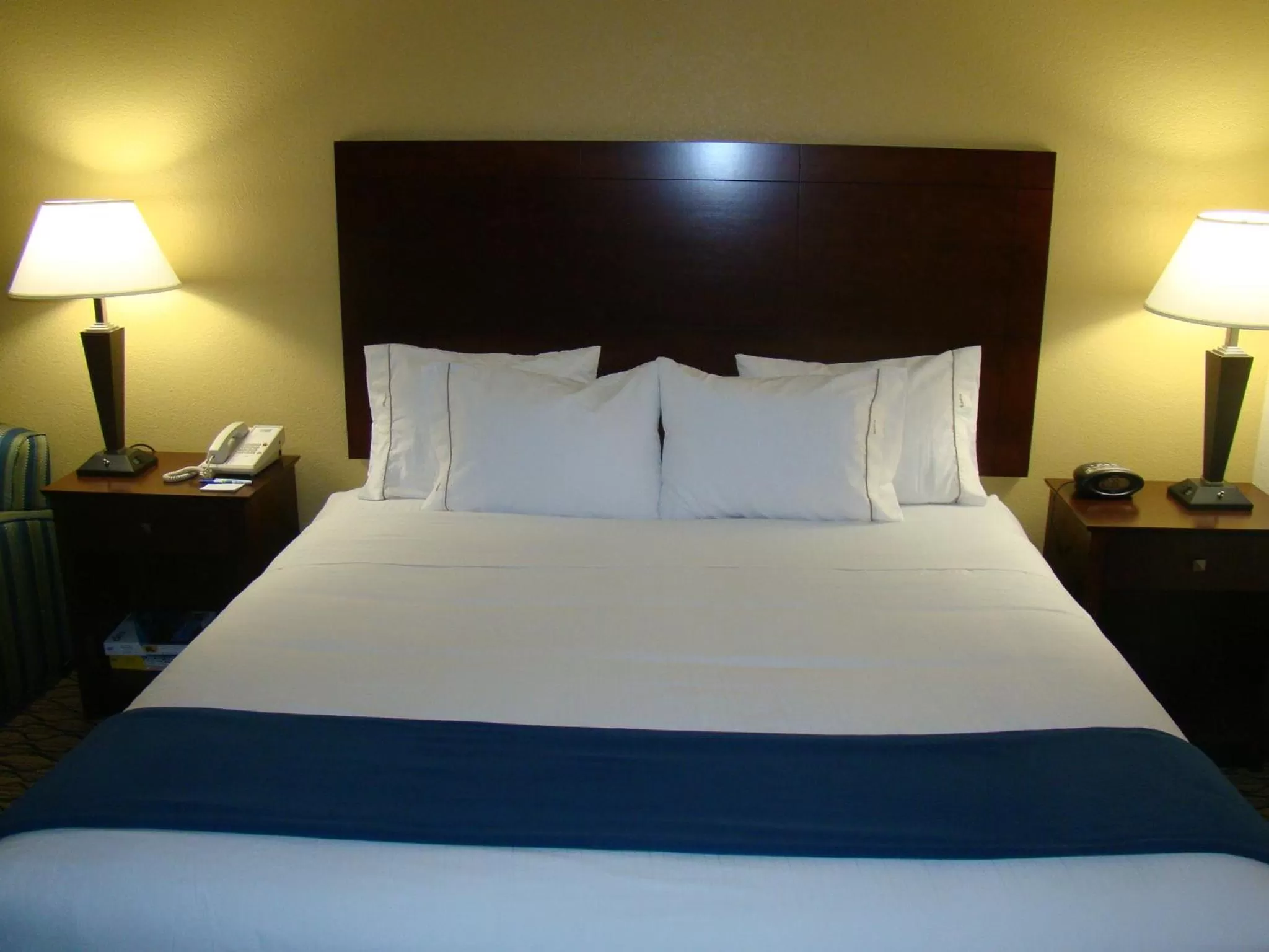 Bed in Holiday Inn Express Scottsdale North by IHG