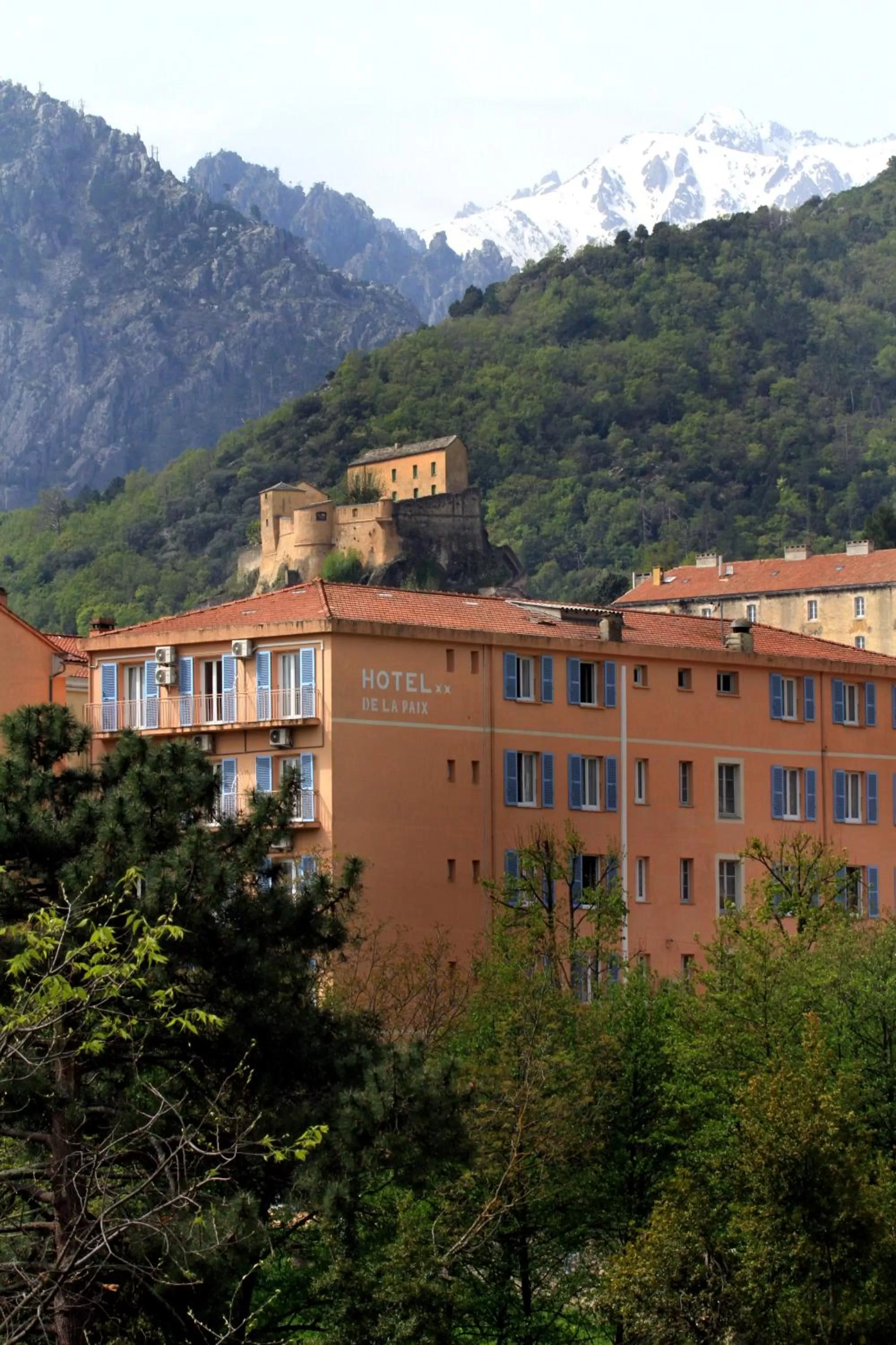 Facade/entrance in Hotel de La Paix