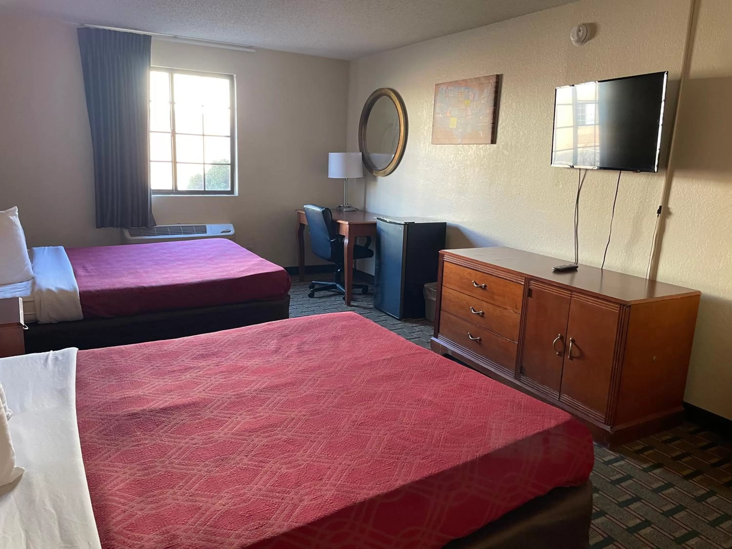 Photo of the whole room, Bed in Econo Lodge Kalamazoo near Wings Stadium