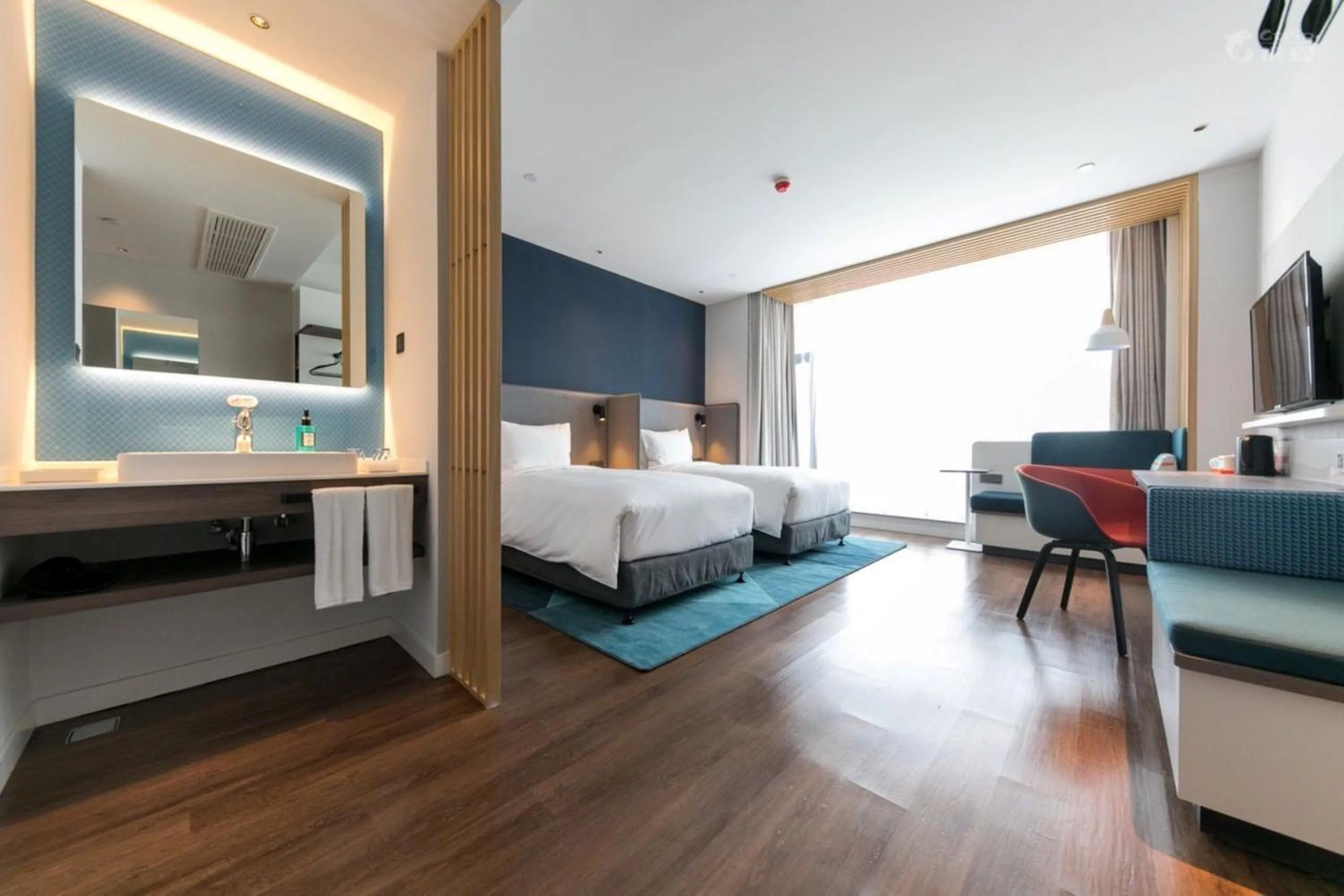 Photo of the whole room, Bed in Holiday Inn Express - Wuhan Optical Valley by IHG