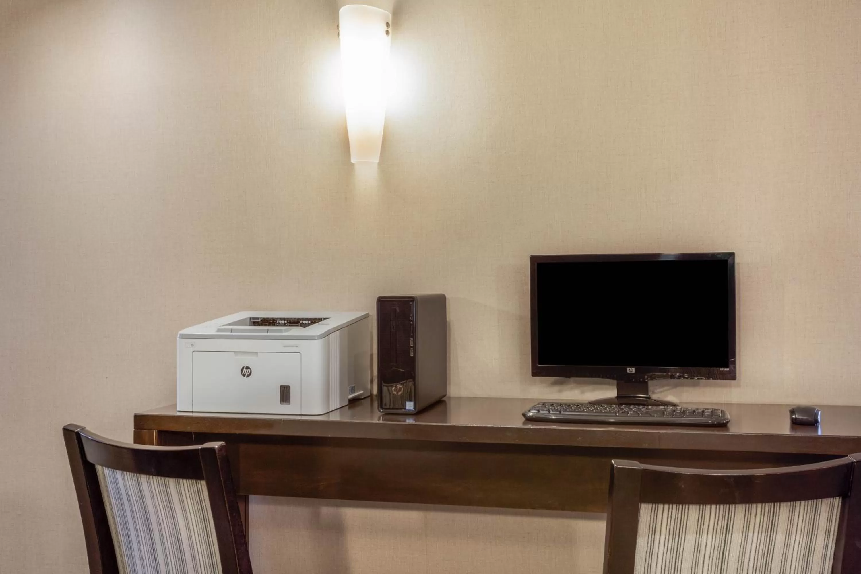 Business facilities in La Quinta Inn by Wyndham Binghamton - Johnson City