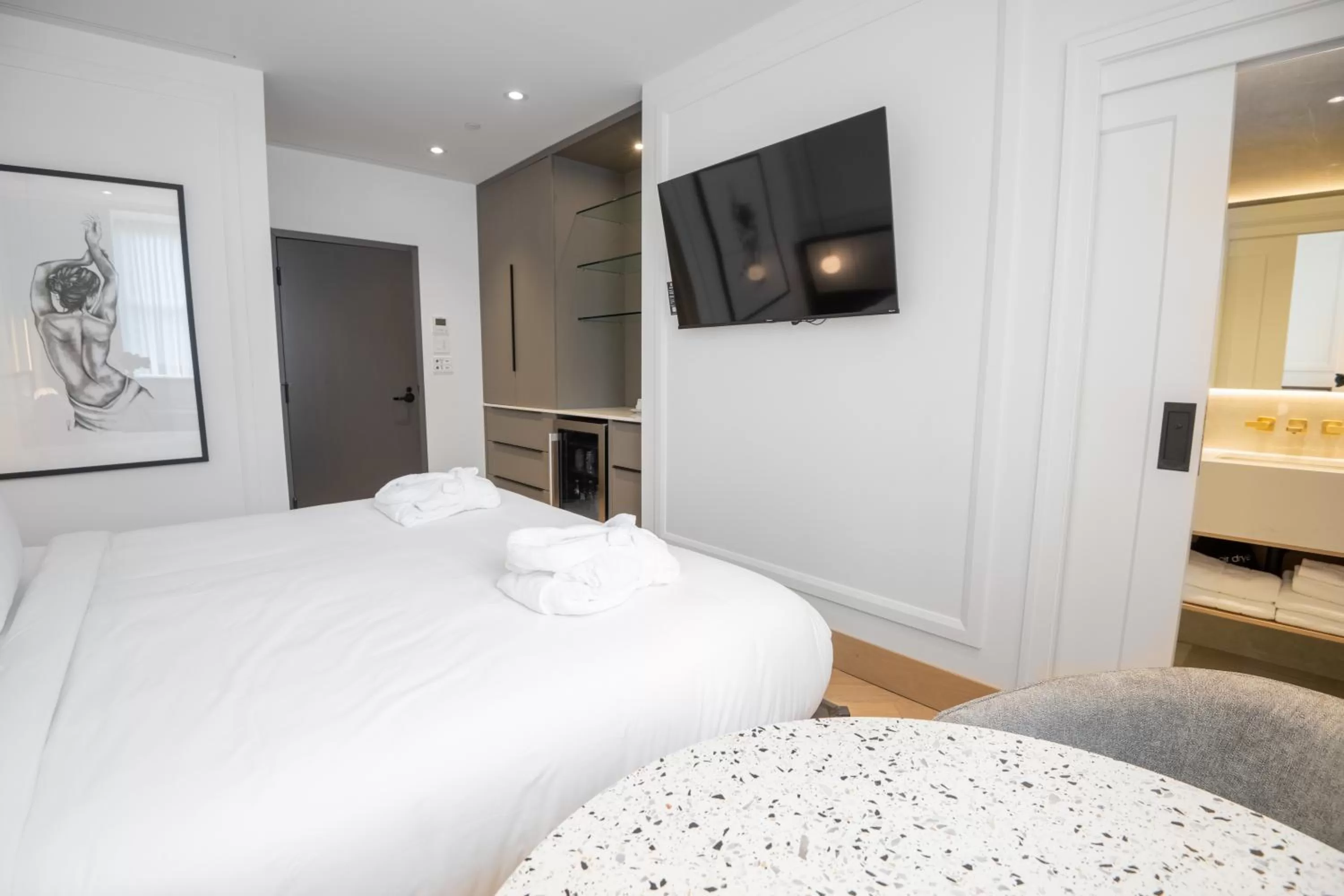 TV and multimedia, Bed in Hôtel Boutique Ophelia - Par Aneyro