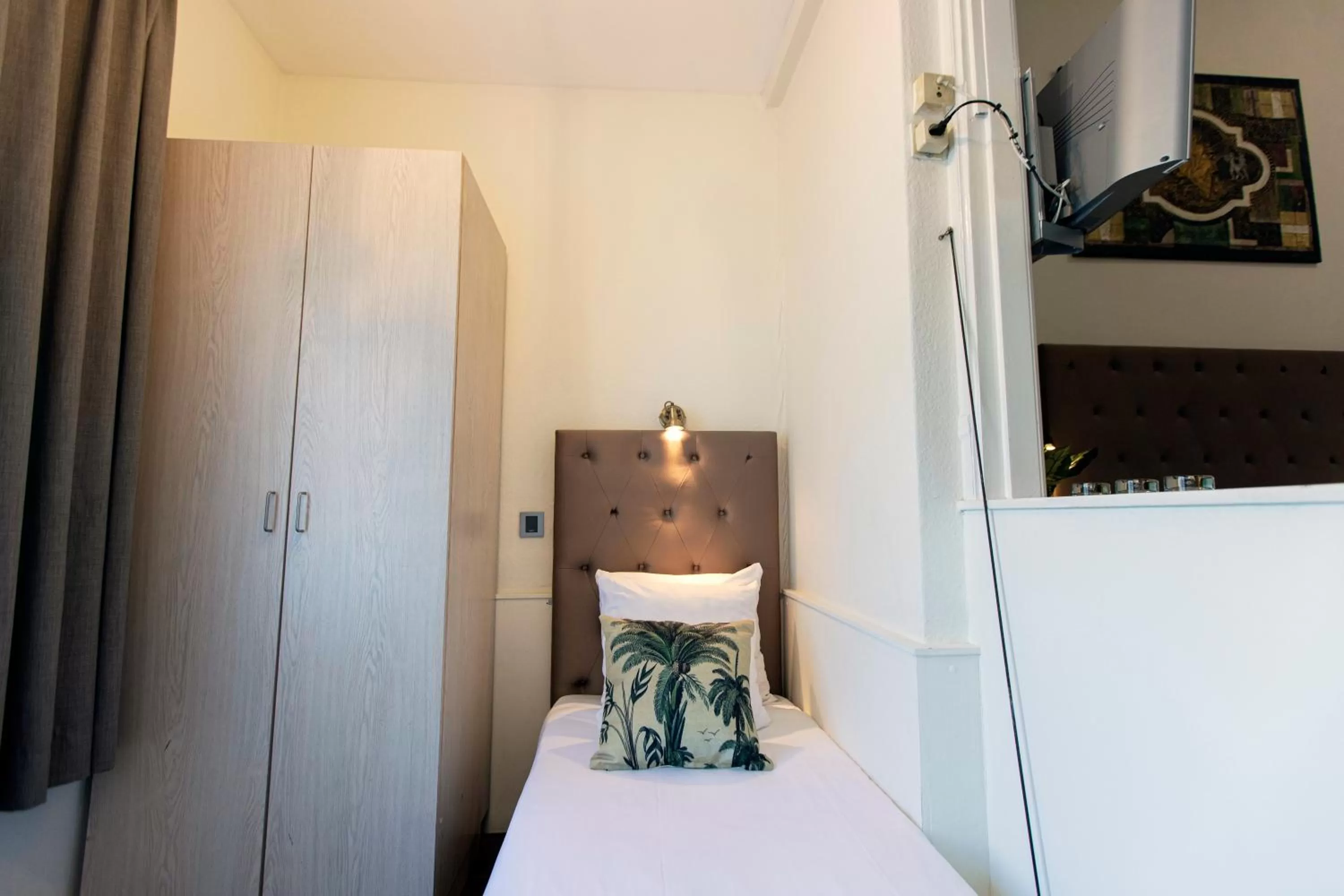 Bed in Quentin England Hotel