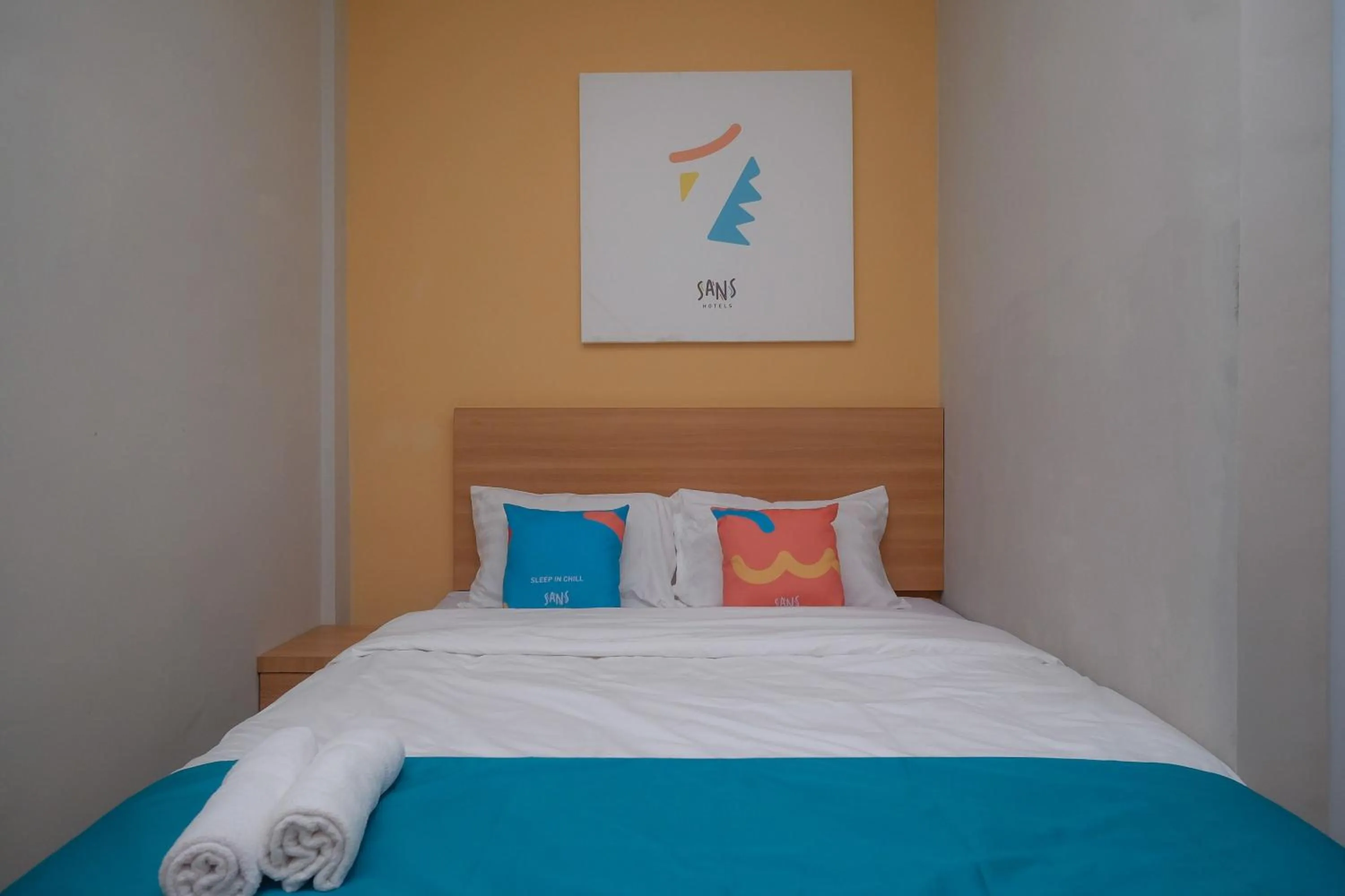 Bedroom in Sans Hotel Tiga Putri Semarang by RedDoorz