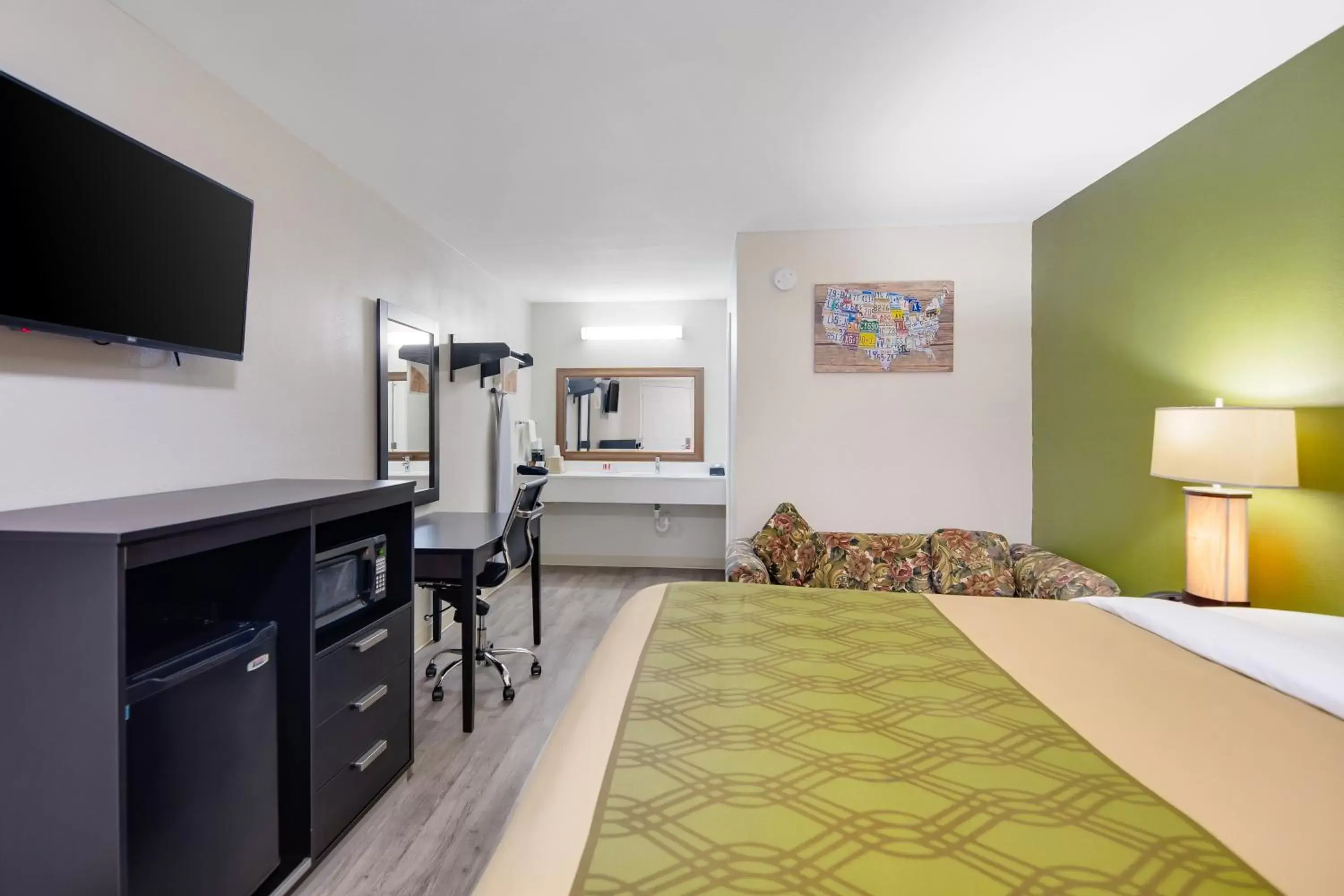 King Room - Non-Smoking in Super 8 by Wyndham Palestine TX King Room - Non-Smoking in Super 8 by Wyndham Palestine TX