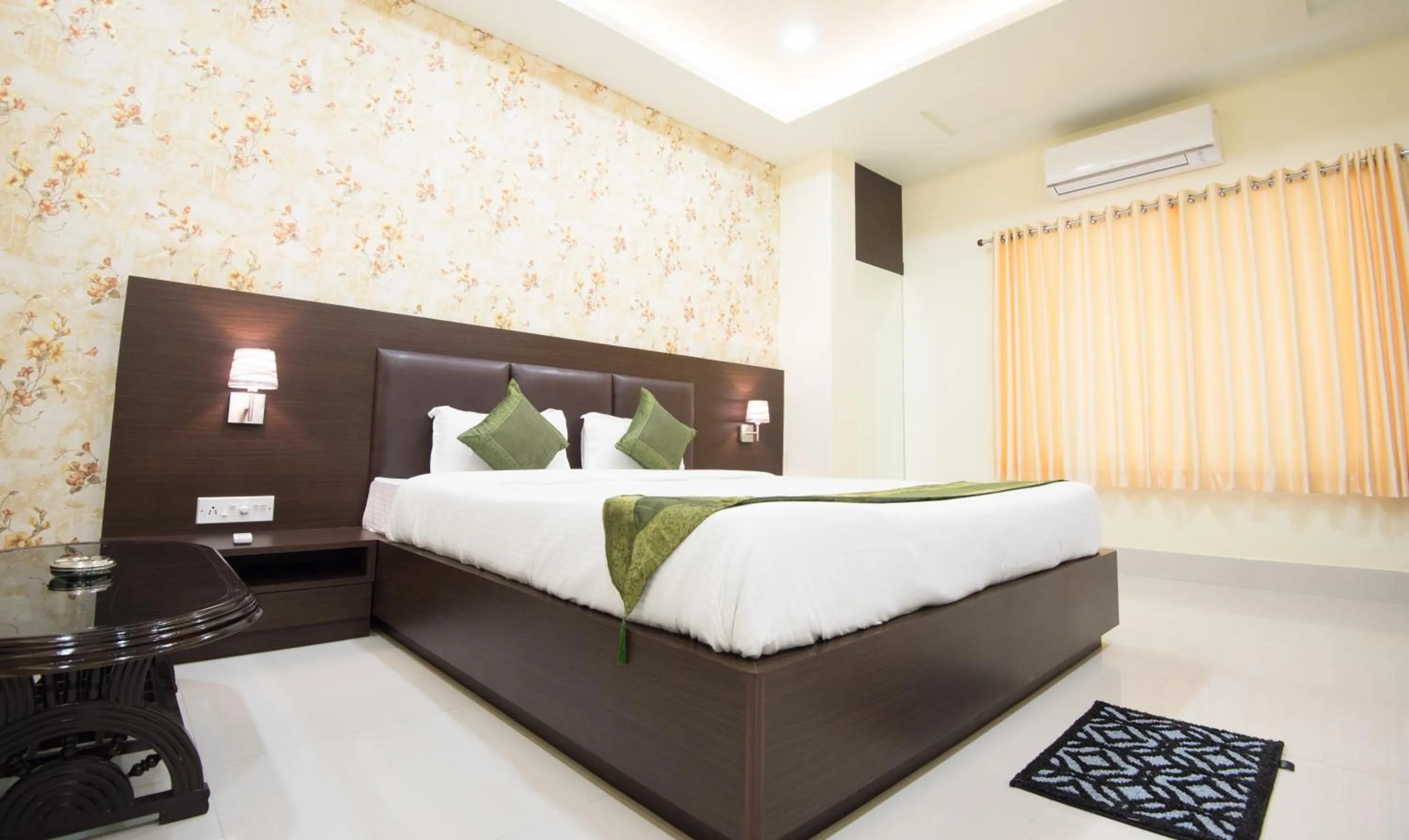 Bed in Treebo King'S Court Chandrasekharpur