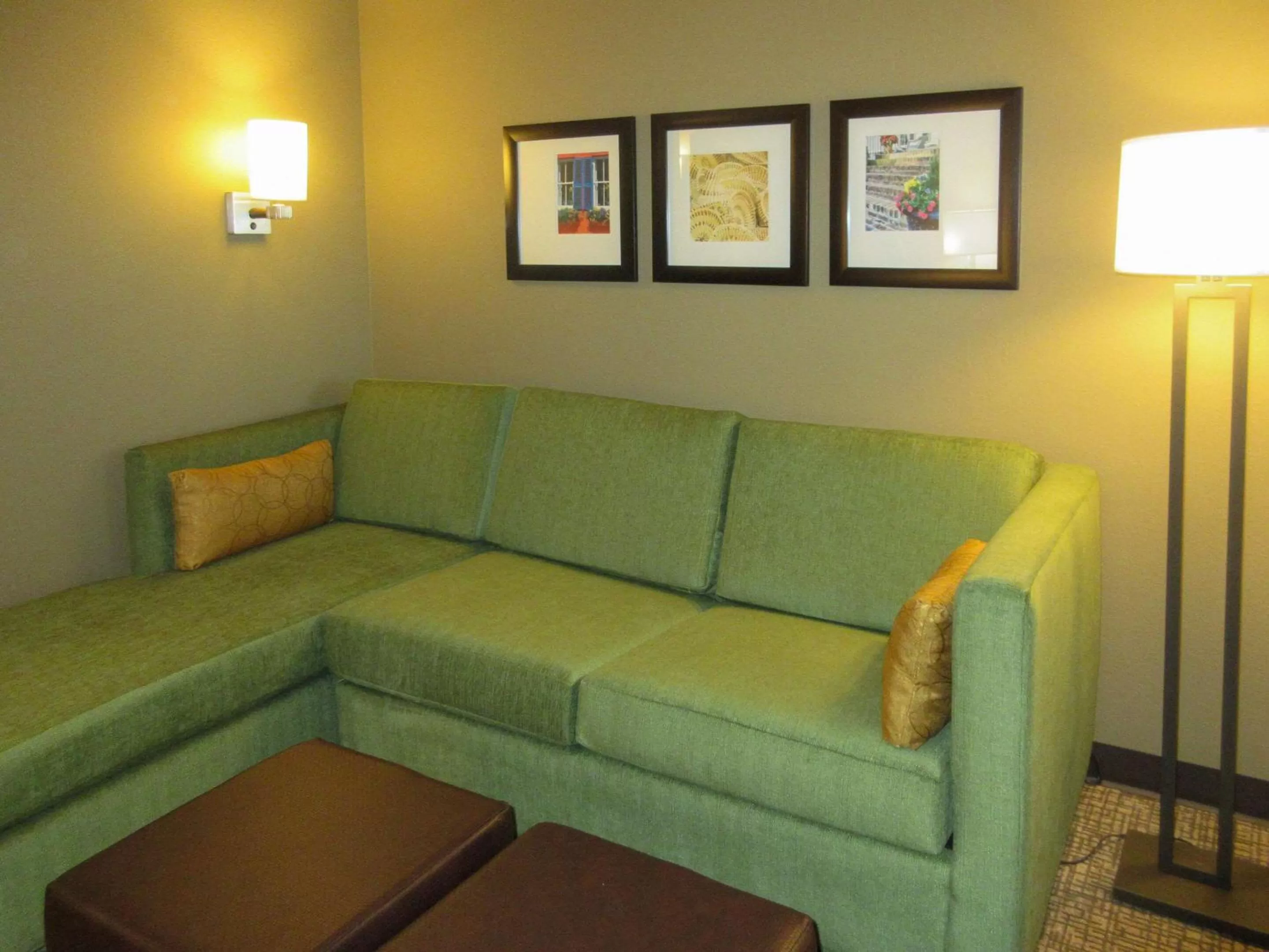Seating area in Comfort Suites Summerville