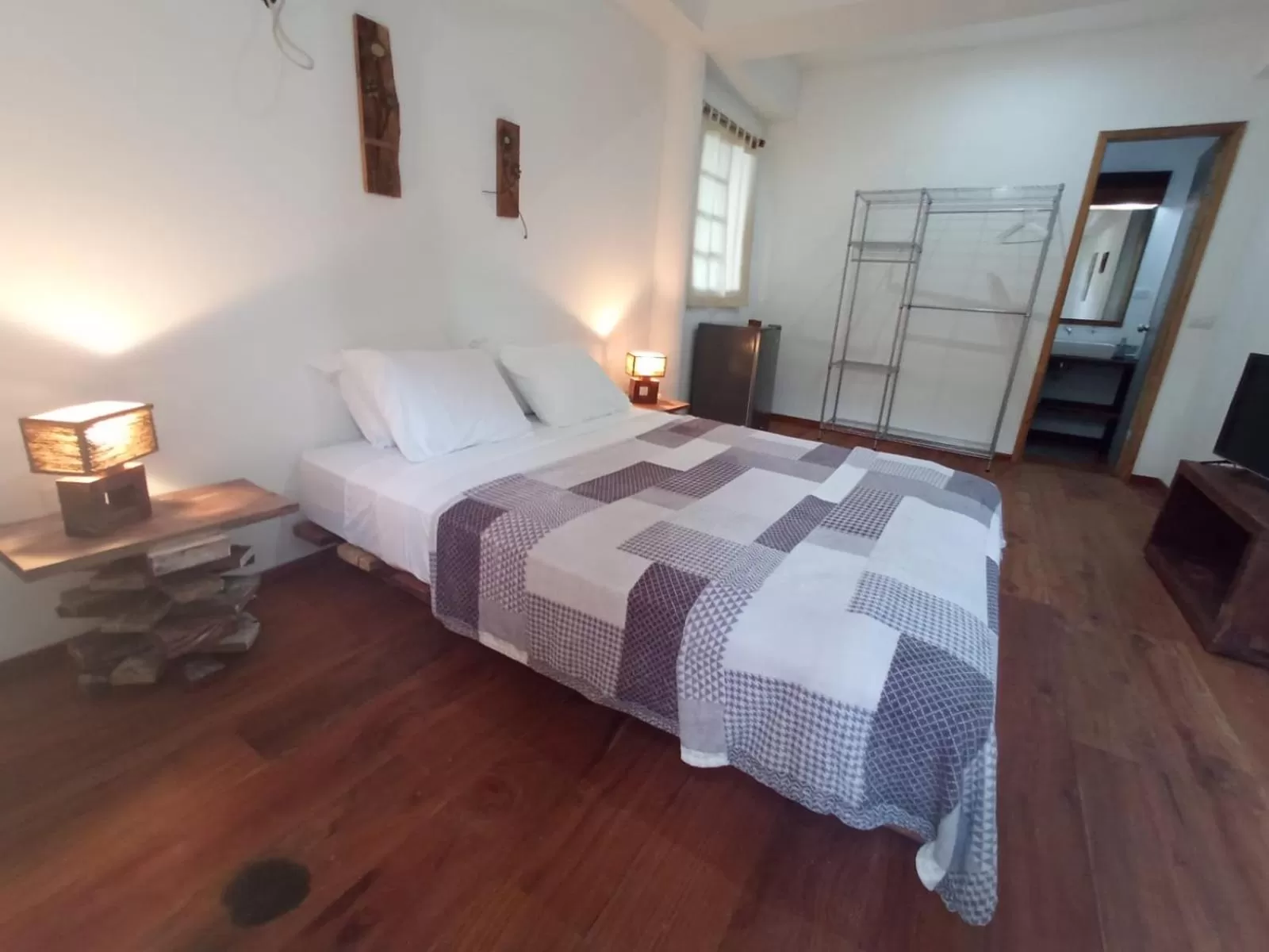 Bed in La Luciernaga Big Creek