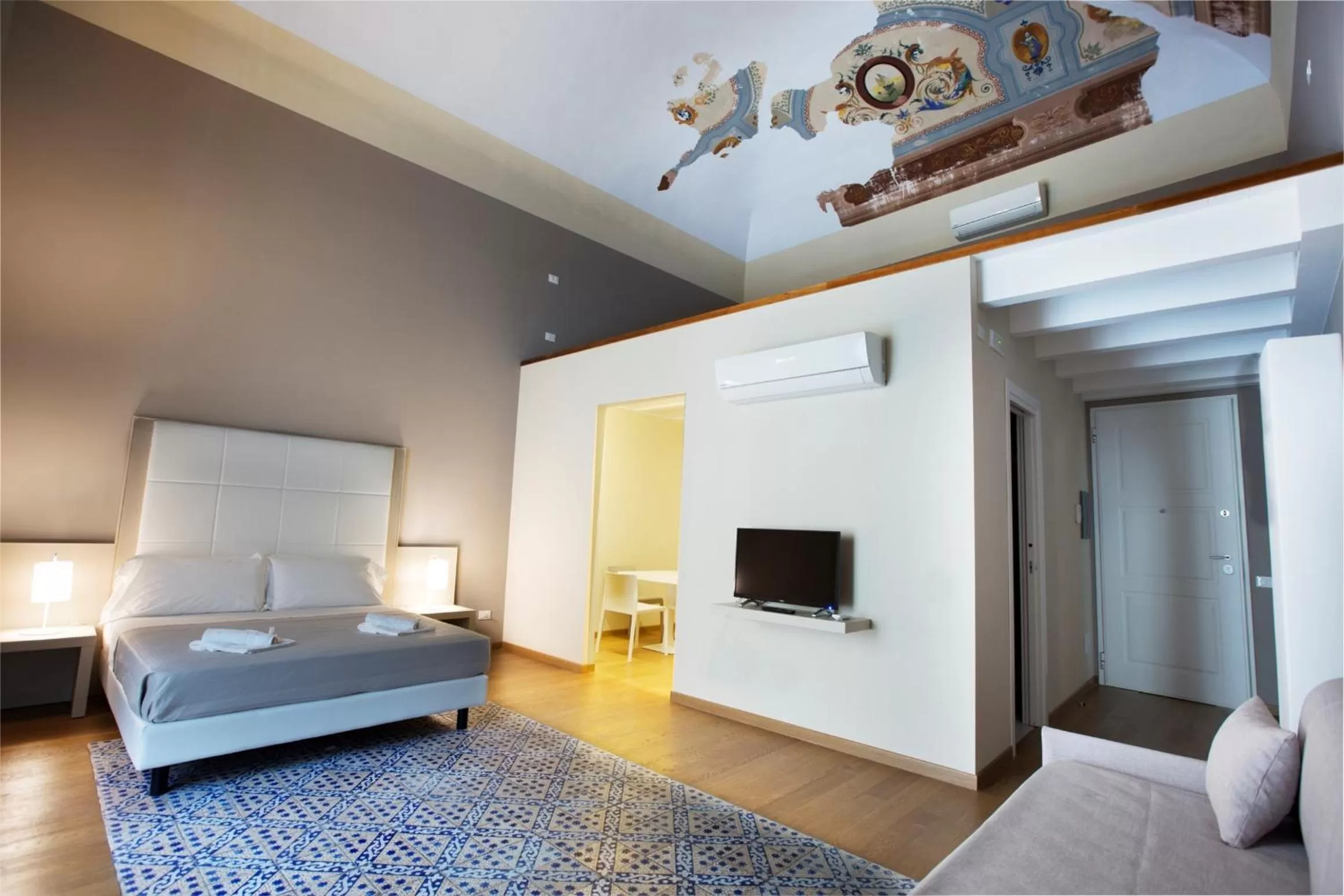 Photo of the whole room, Bed in Central Gallery Rooms- Palazzo D'Ali' Staiti XIX