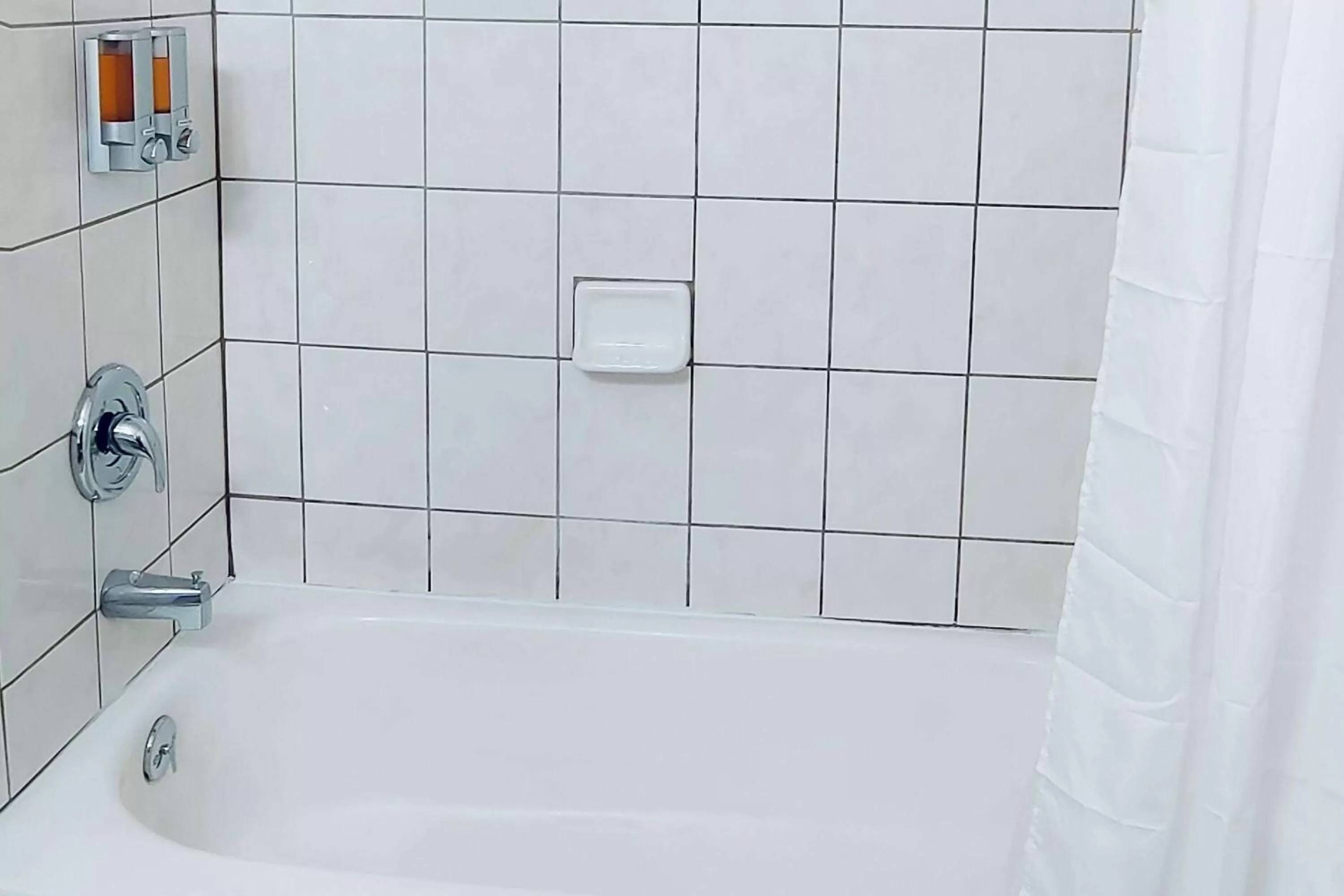 TV and multimedia in Oceanside Inn & Suites, a Days Inn by Wyndham